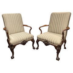 Paire de fauteuils de bibliothèque en noyer de style George I avec nouvelle tapisserie d'ameublement