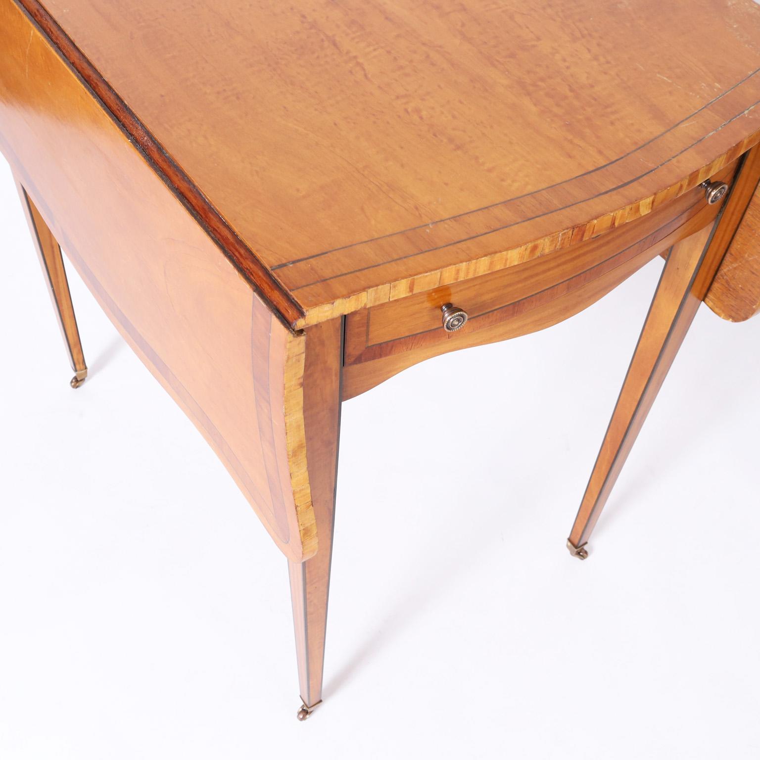 Legno di seta Coppia di tavoli a ribalta inglesi in stile Giorgio III in vendita
