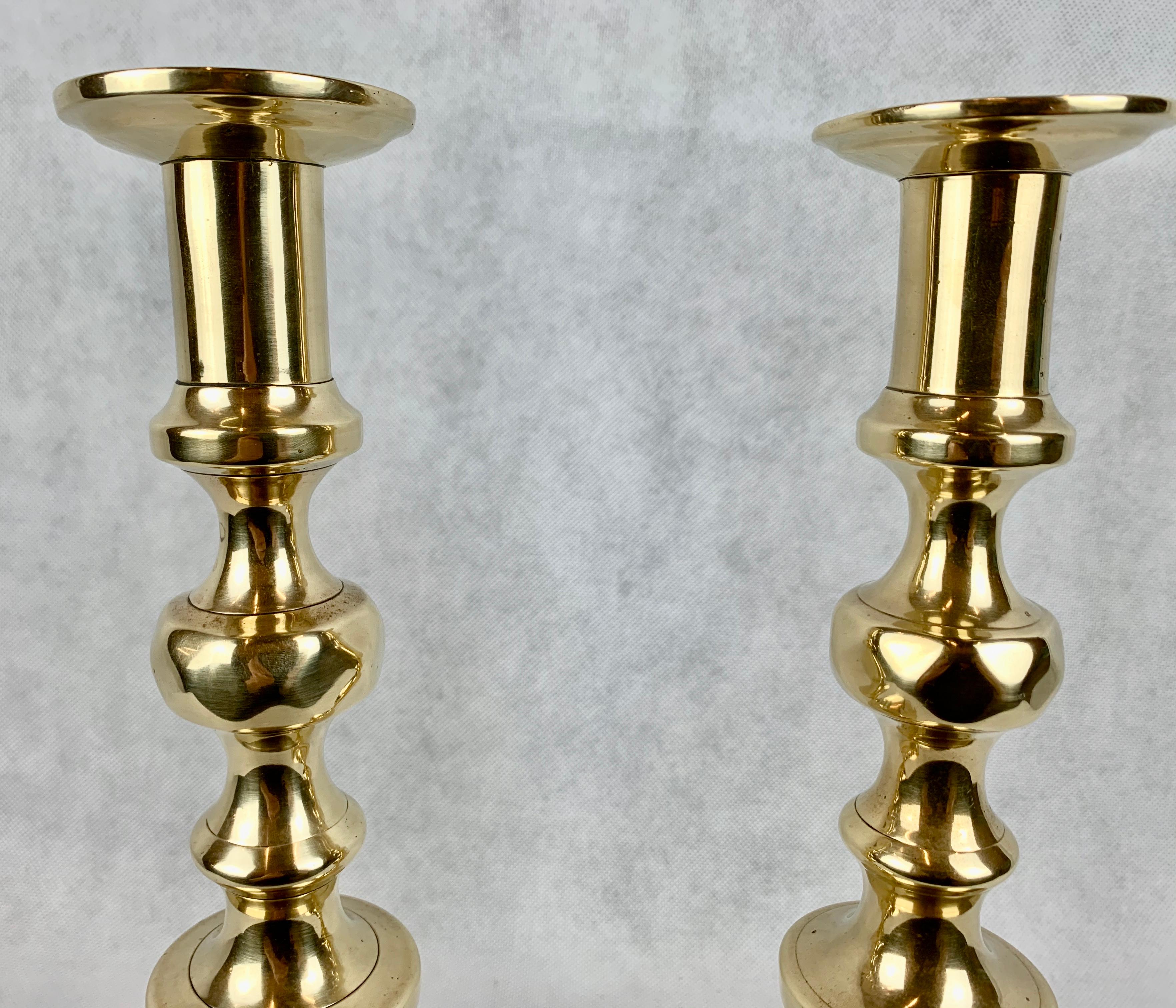 Paire de chandeliers anglais en laiton de l'époque géorgienne, en forme de ruche et de diamant, avec leur mécanisme de poussée intact. Le mécanisme de poussée était un moyen de faire sortir la vieille cire par le haut du chandelier.
Polis à la main