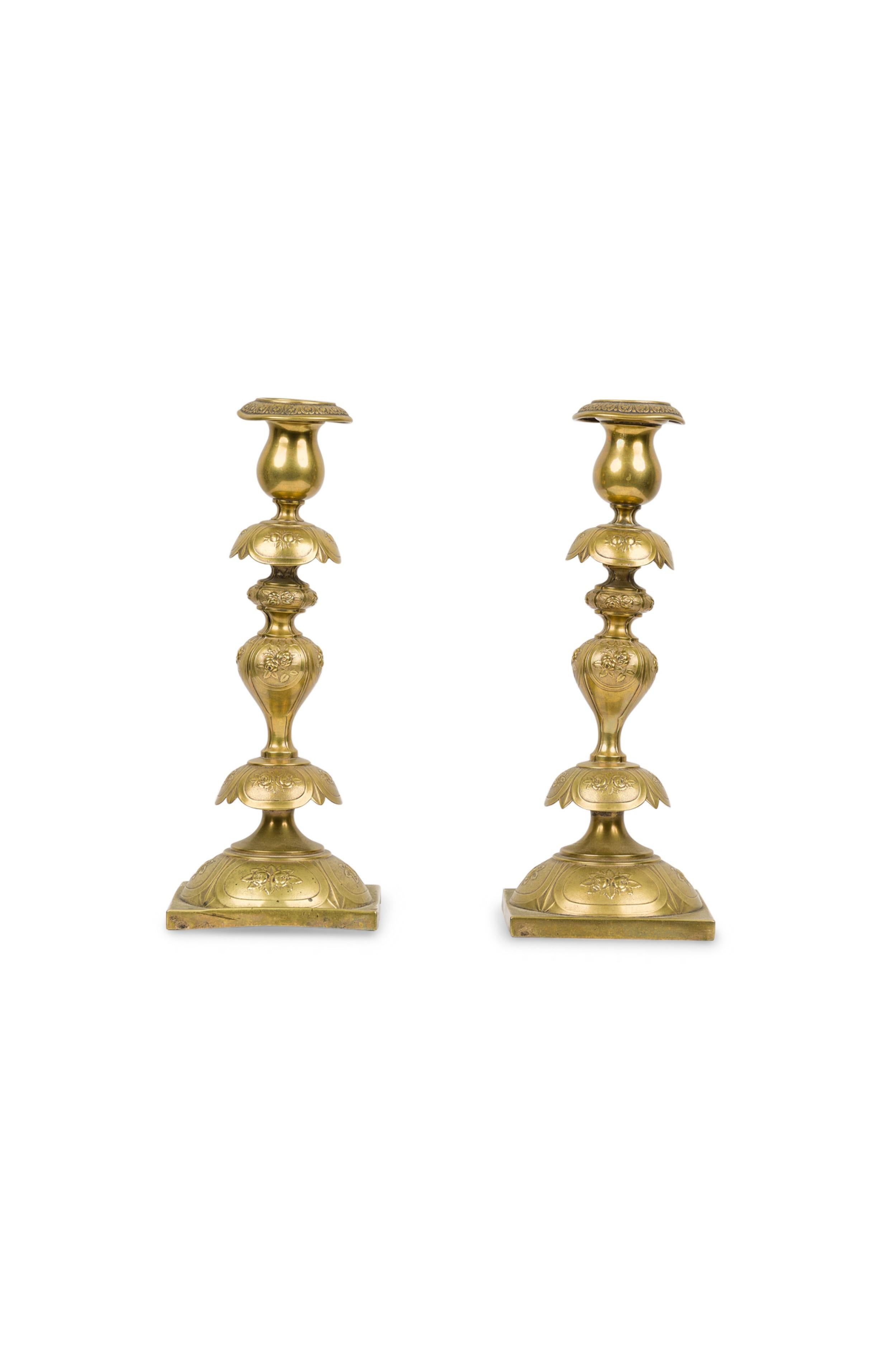 Paire de bougeoirs en laiton de style géorgien anglais Bon état - En vente à Queens, NY