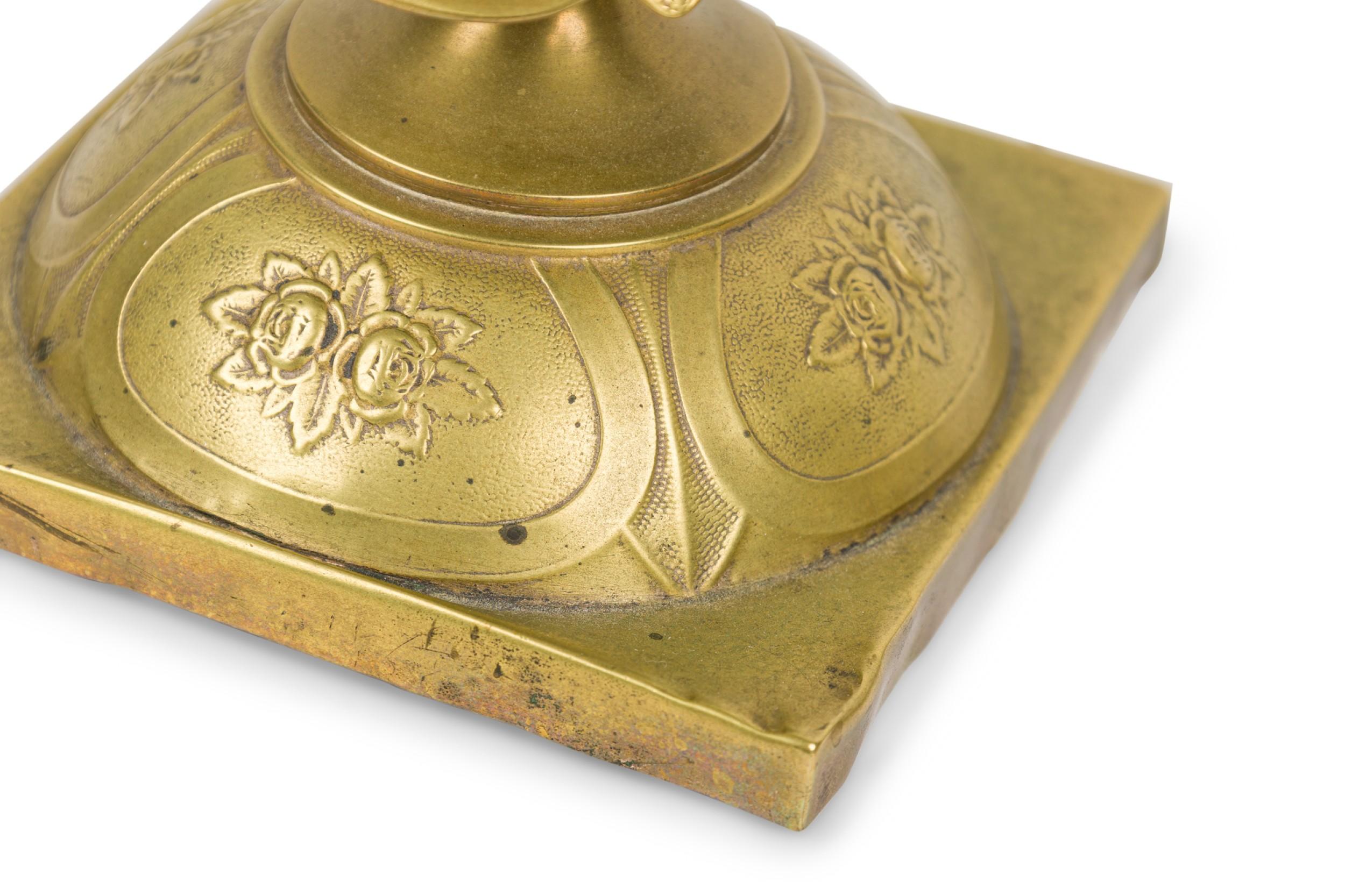 Laiton Paire de bougeoirs en laiton de style géorgien anglais en vente