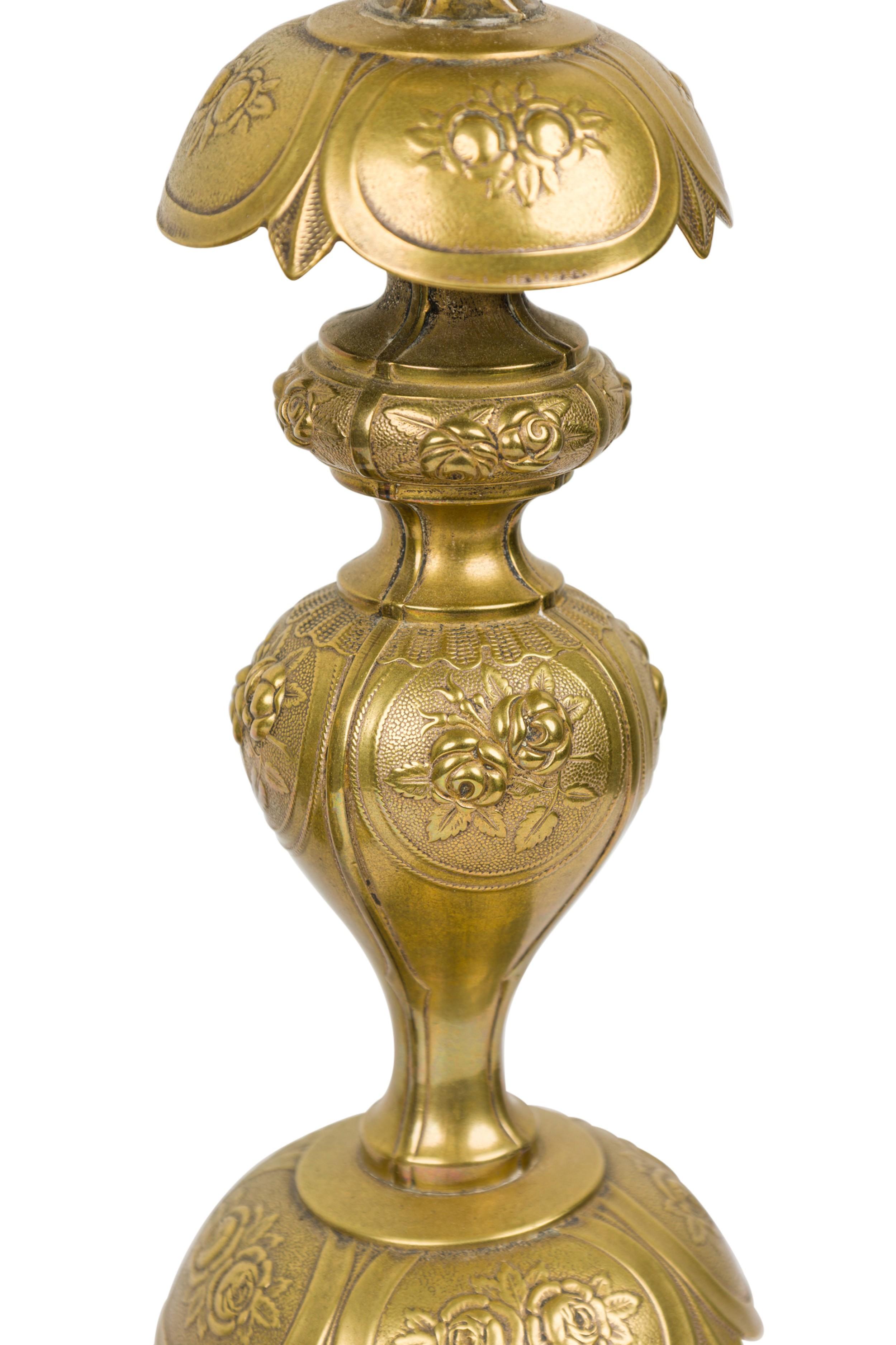 Paire de bougeoirs en laiton de style géorgien anglais en vente 1