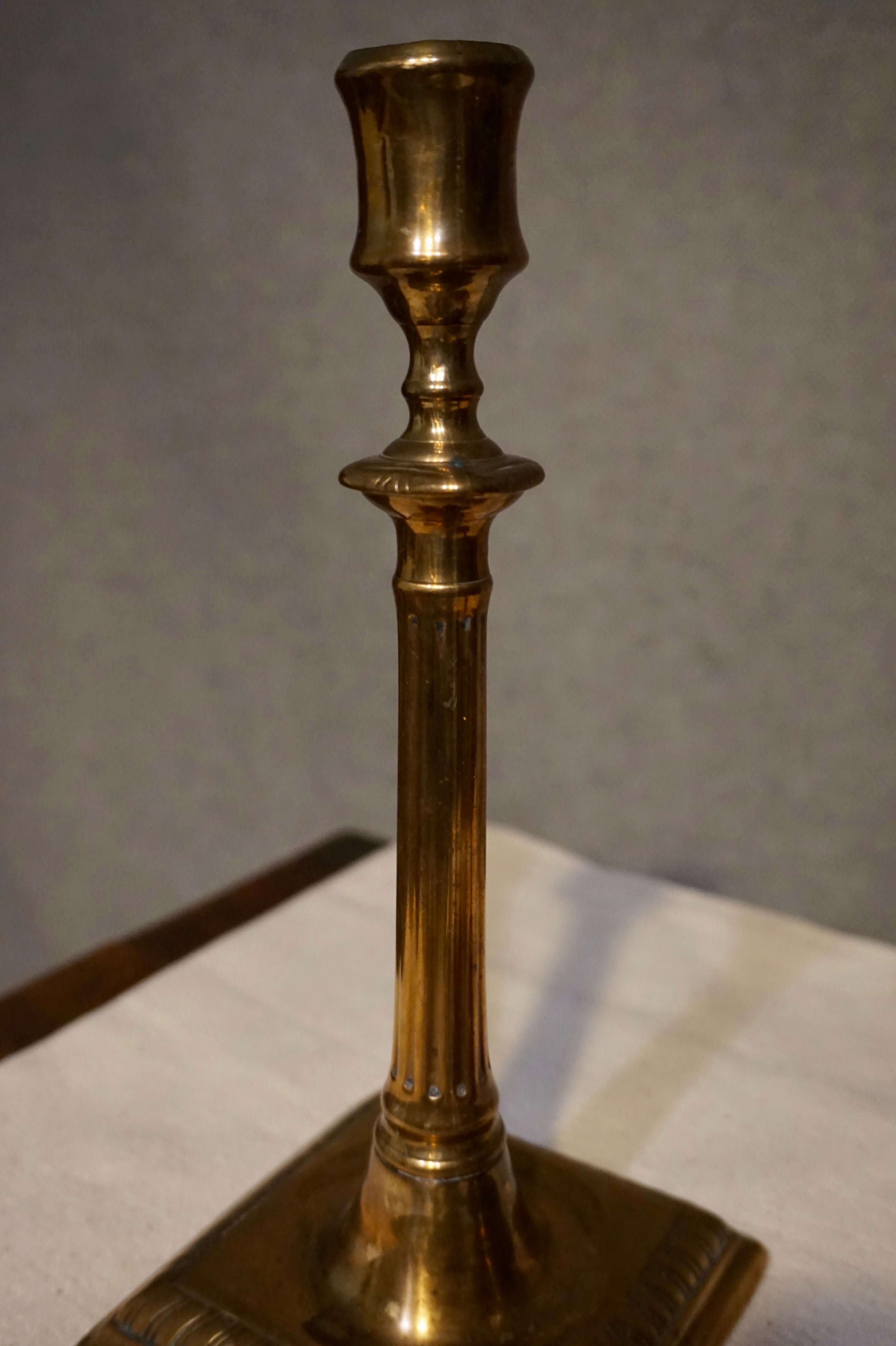 Pair of English Georgian Brass Candlesticks In Good Condition In Vancouver, British Columbia