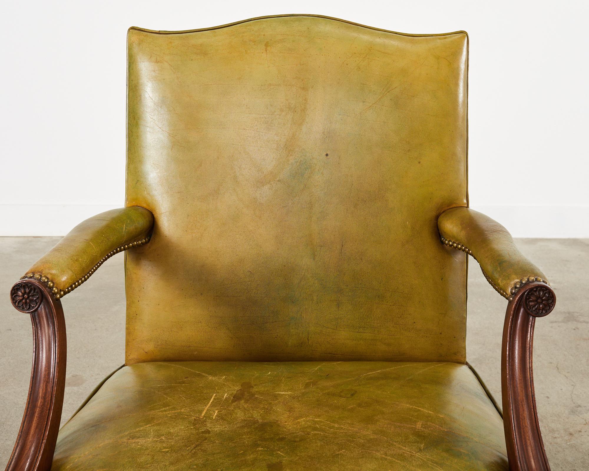 Paire de fauteuils de bibliothèque anglais de style géorgien en cuir de Gainsborough en vente 2