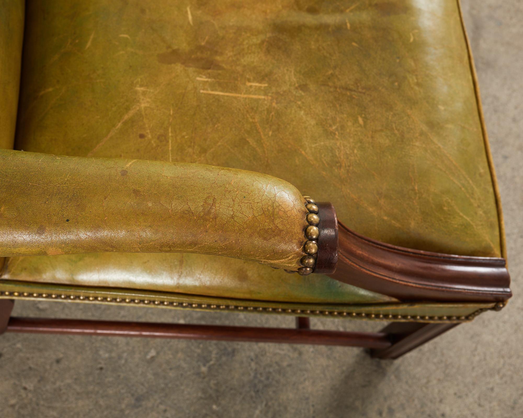Paire de fauteuils de bibliothèque anglais de style géorgien en cuir de Gainsborough en vente 6