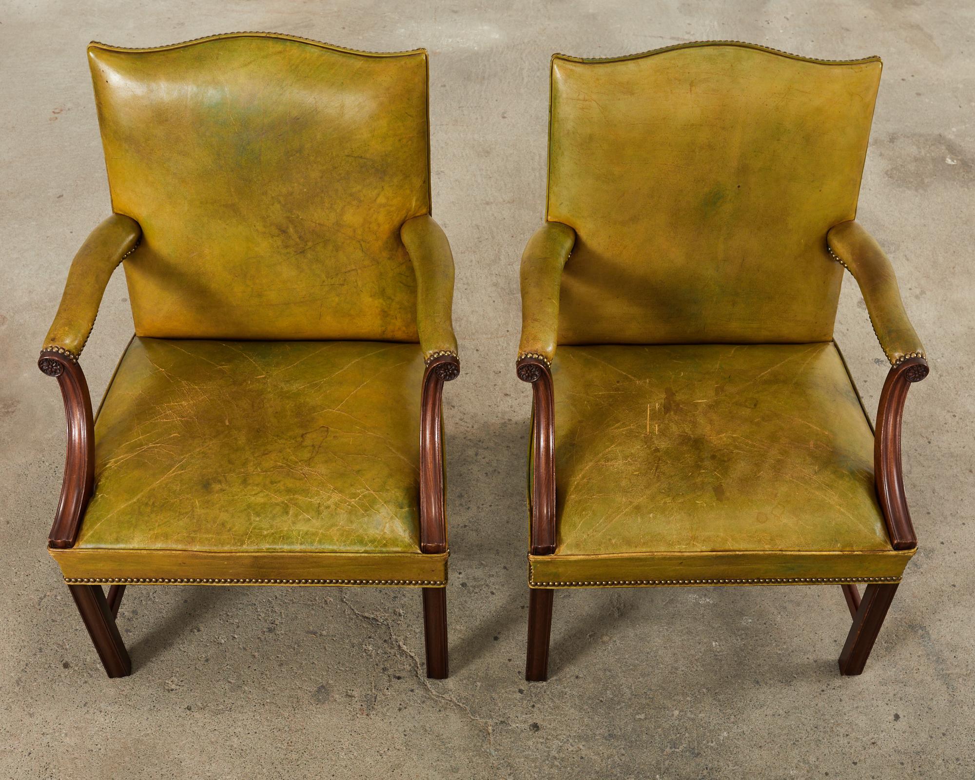 XIXe siècle Paire de fauteuils de bibliothèque anglais de style géorgien en cuir de Gainsborough en vente