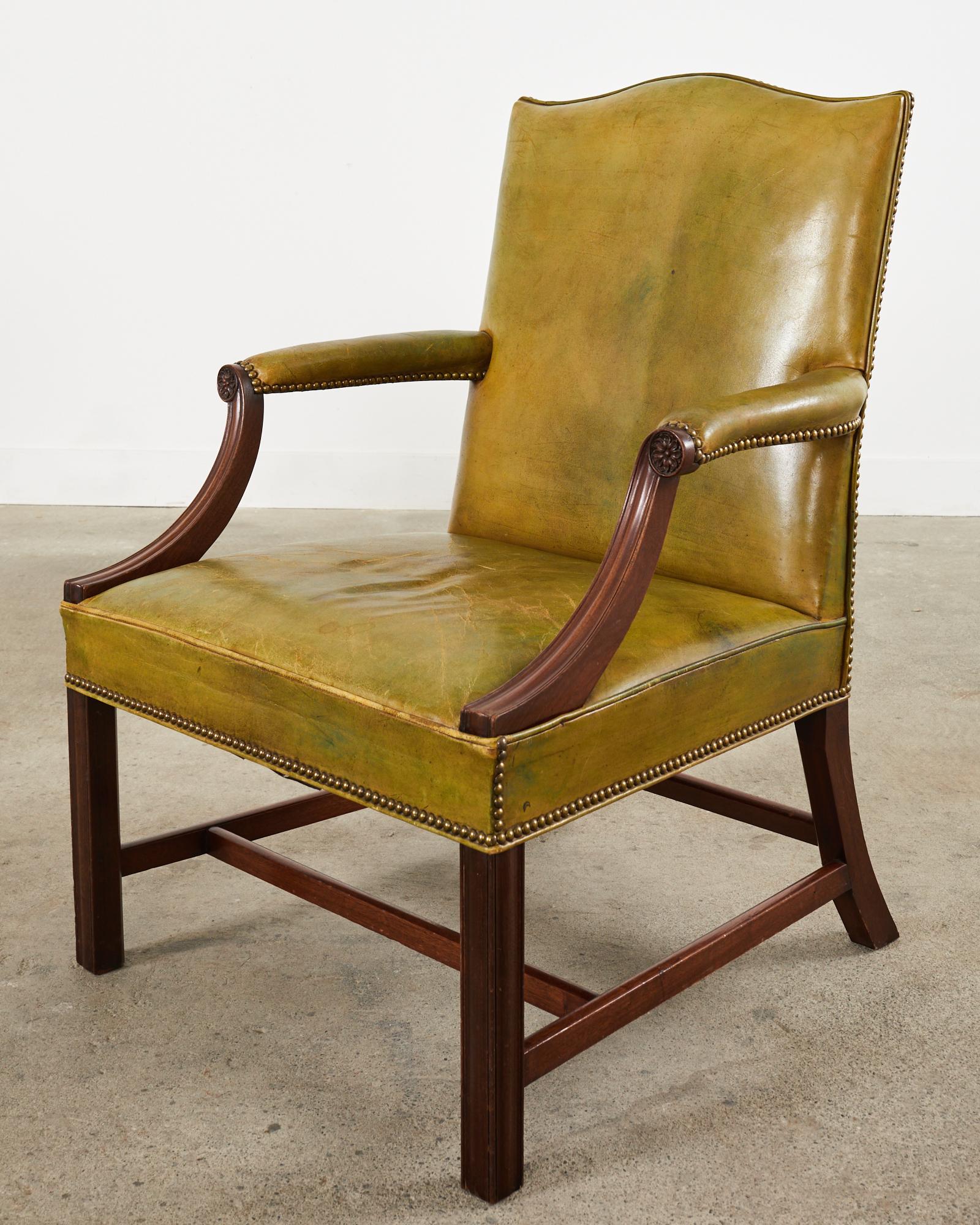 Laiton Paire de fauteuils de bibliothèque anglais de style géorgien en cuir de Gainsborough en vente