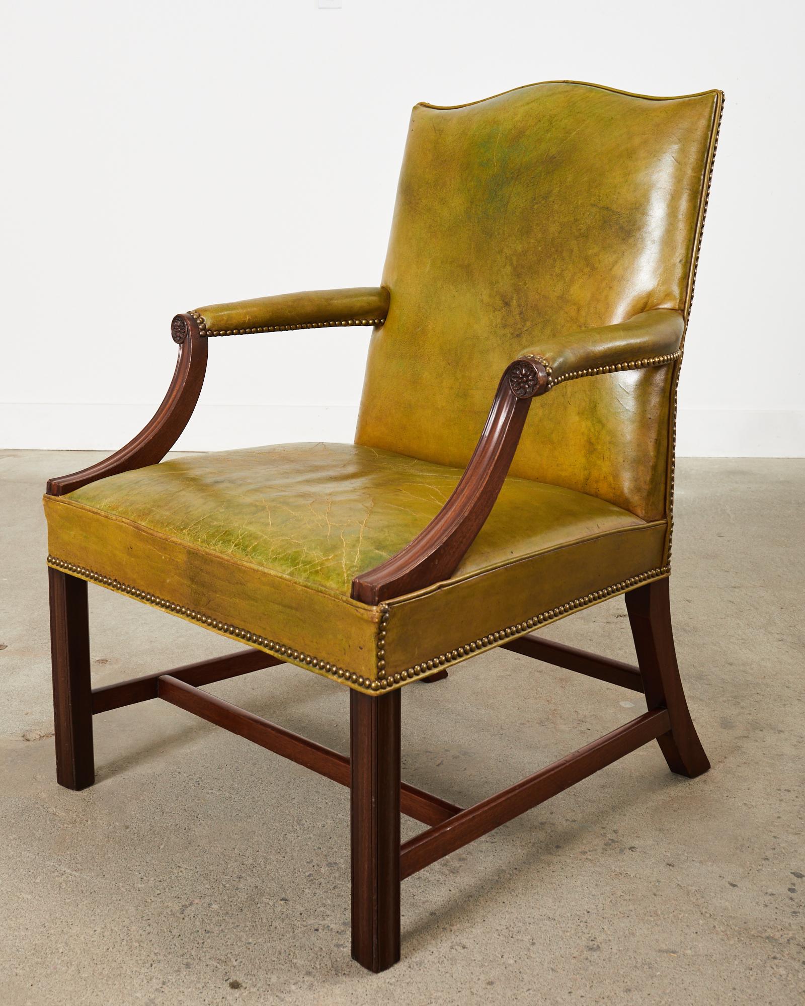 Paire de fauteuils de bibliothèque anglais de style géorgien en cuir de Gainsborough en vente 1