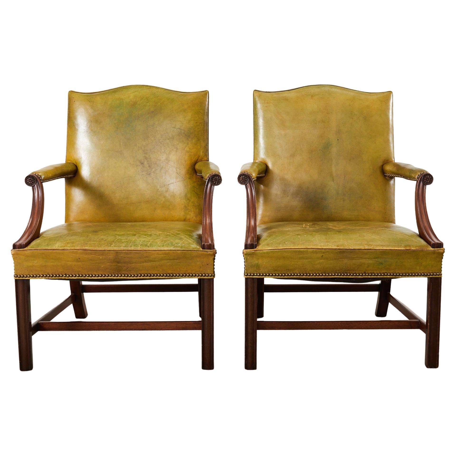 Paire de fauteuils de bibliothèque anglais de style géorgien en cuir de Gainsborough