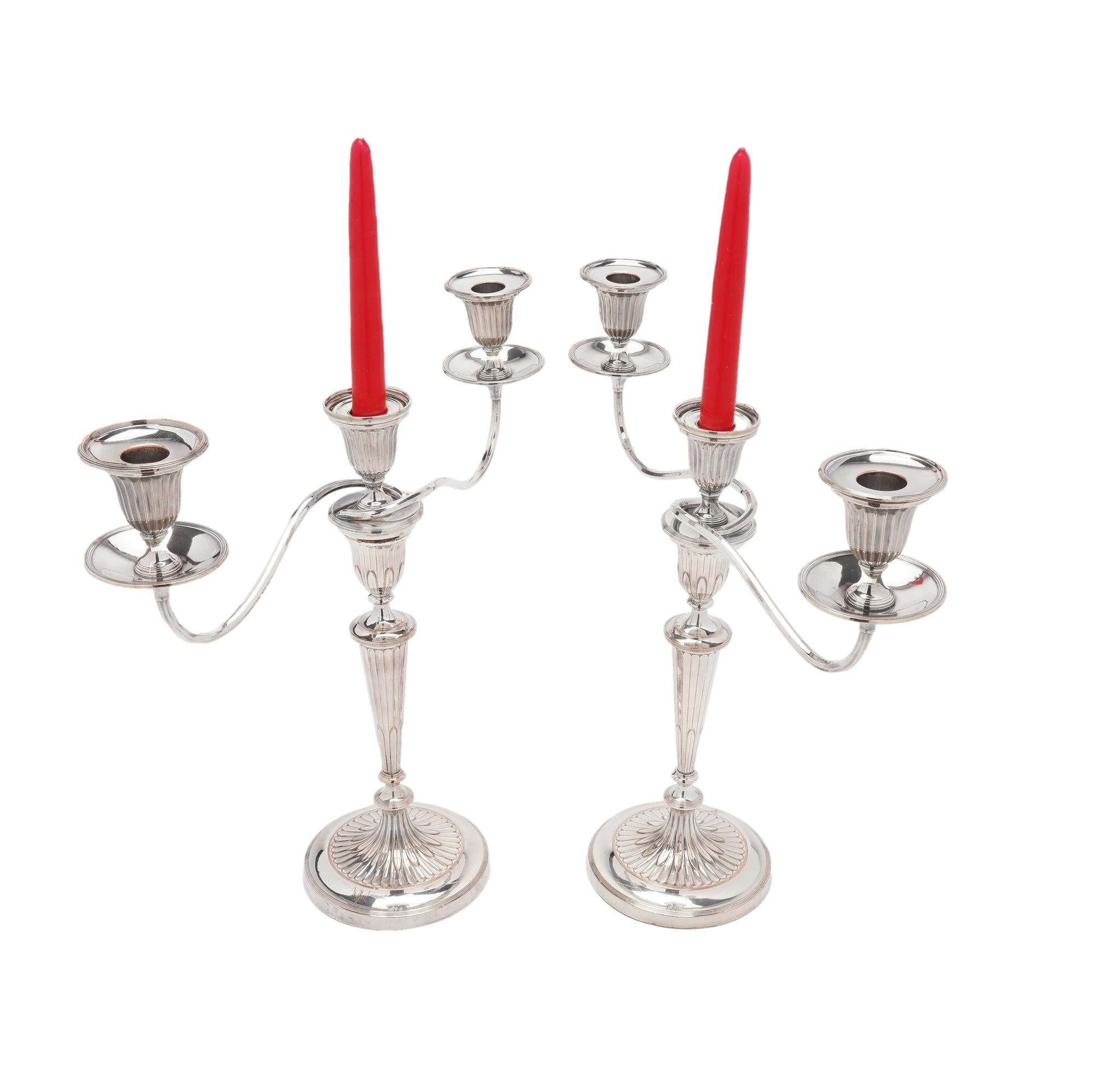 Coppia di candelabri a tre luci di Sheffield di Giorgio III in stile George Adams. I bracci a sei facce sostengono coppe di candele scanalate a forma di tulipano che si concentrano su una singola coppa di candele dello stesso design. L'intera
