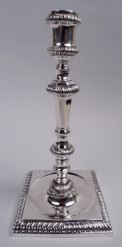 Coppia di candelabri inglesi georgiani in argento sterling, 1766