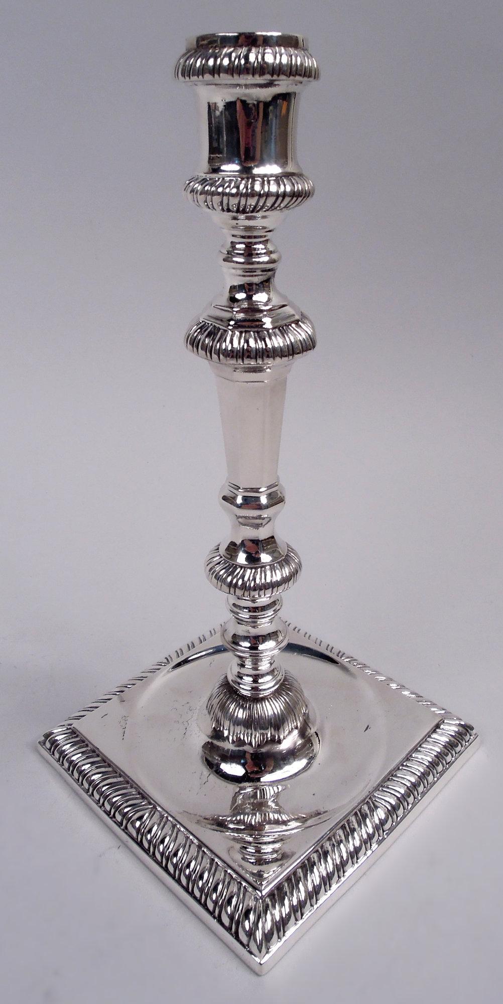 Georgiano Coppia di candelabri inglesi georgiani in argento sterling, 1766 in vendita