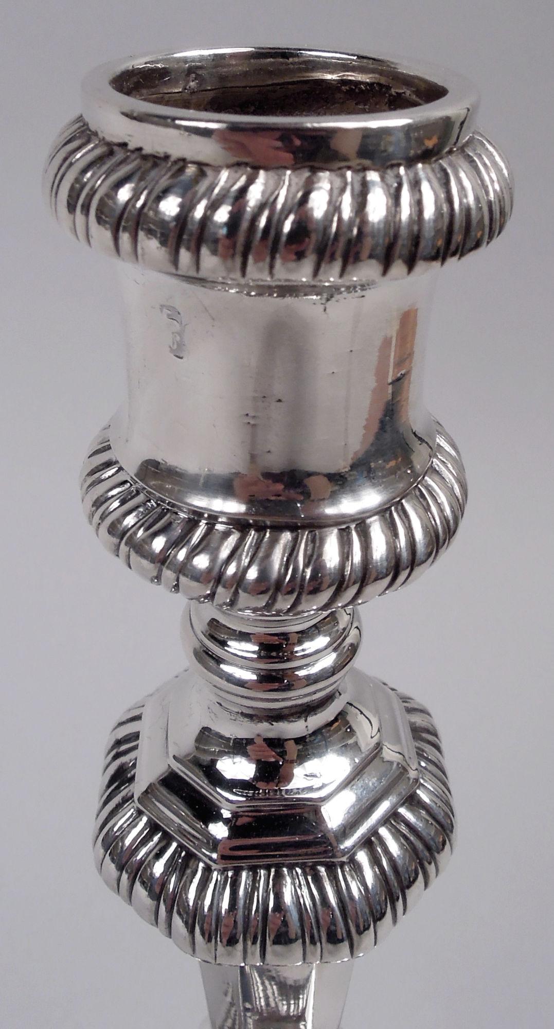 Britannico Coppia di candelabri inglesi georgiani in argento sterling, 1766 in vendita