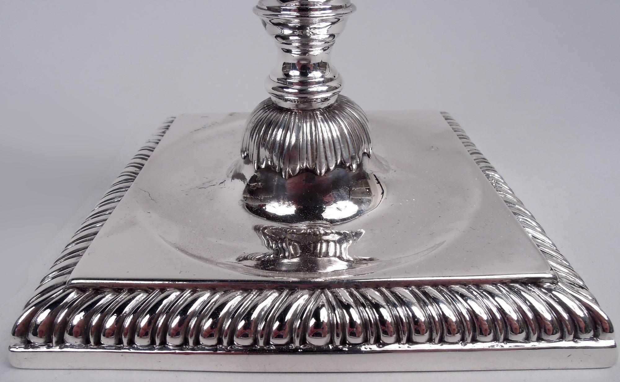 Calco Coppia di candelabri inglesi georgiani in argento sterling, 1766 in vendita