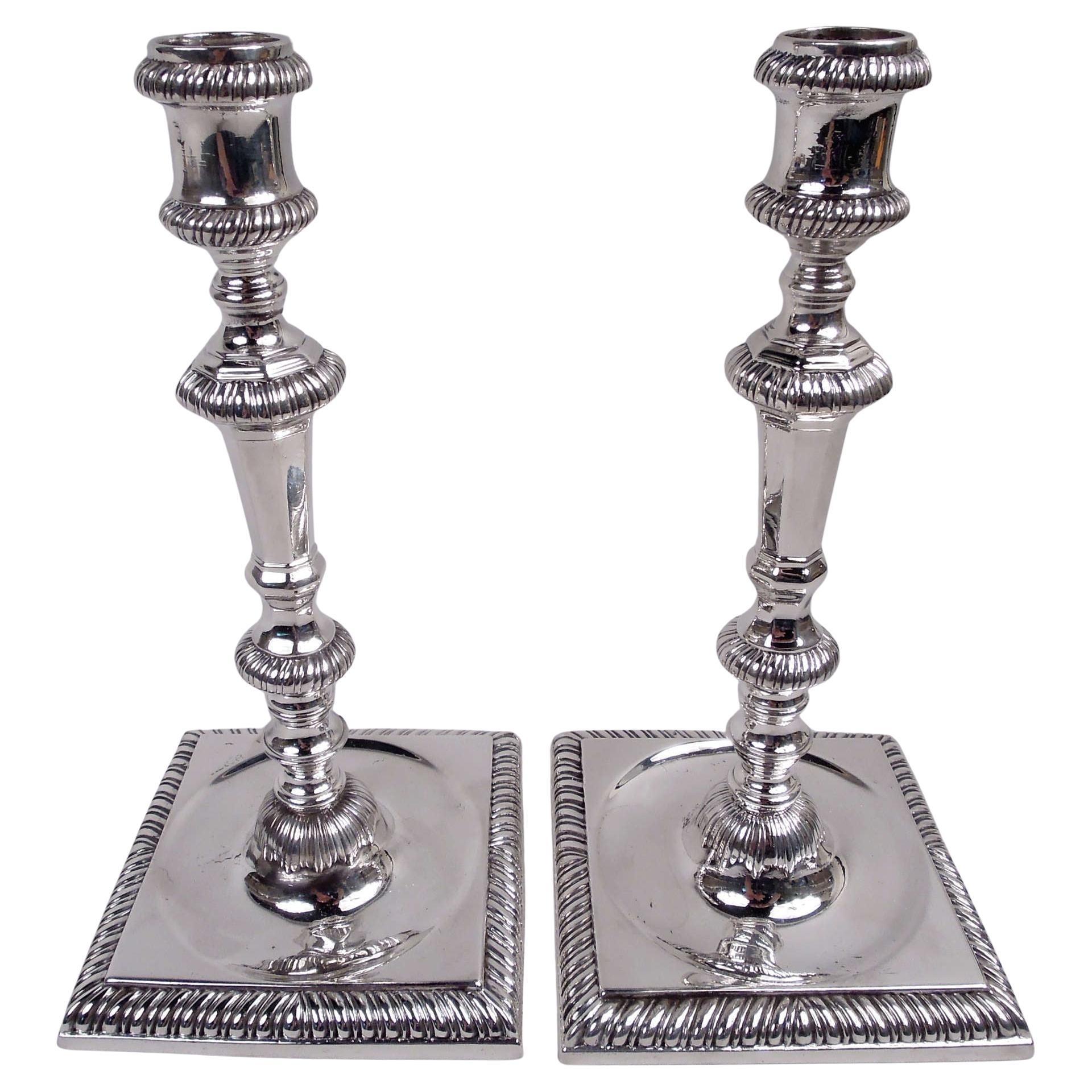 Coppia di candelabri inglesi georgiani in argento sterling, 1766