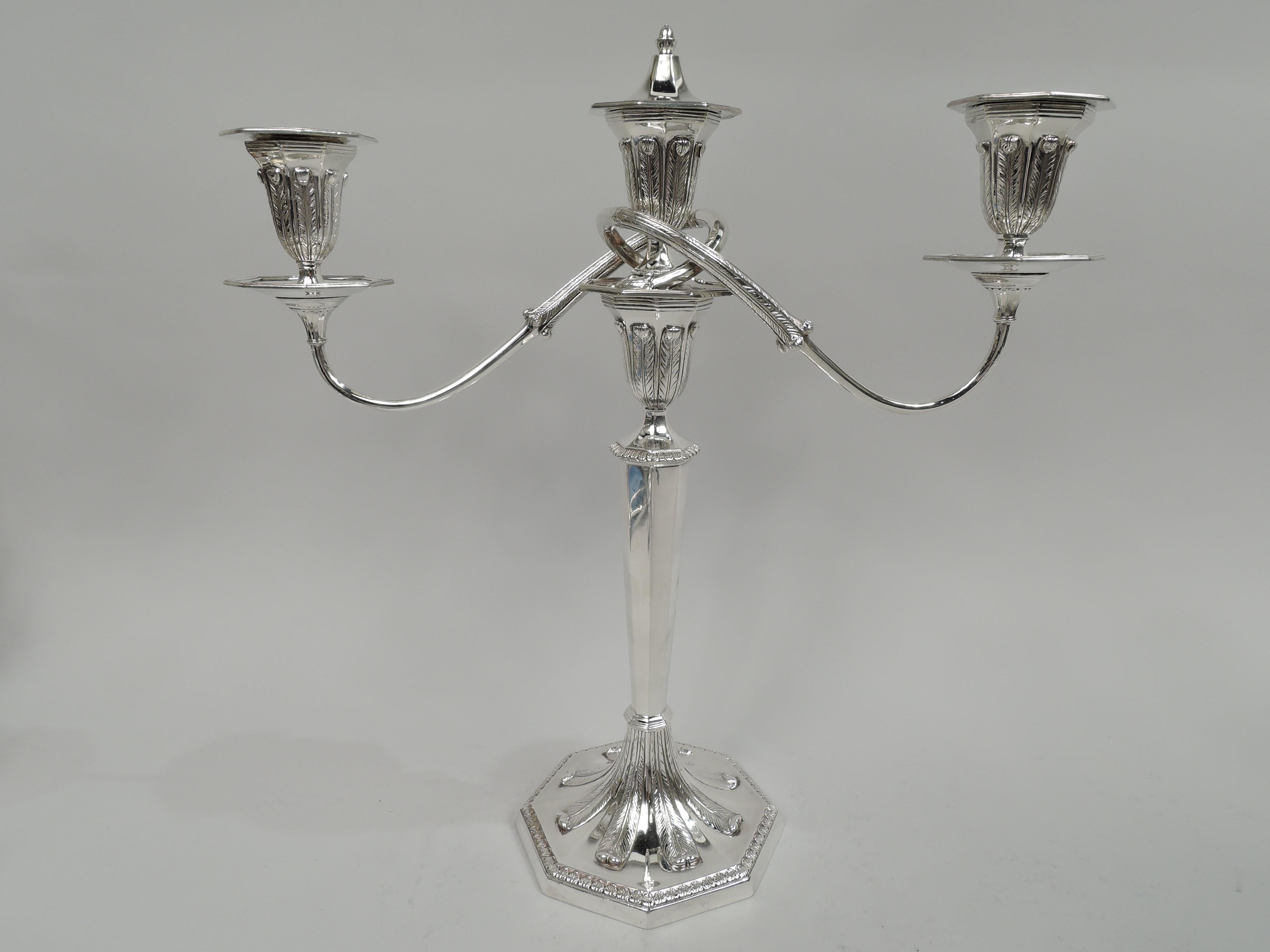 Paar englische neoklassizistische 3-Licht-Kandelaber aus Sterlingsilber. Hergestellt von Tiffany & Co. in New York, ca. 1928. Jeder: Zwei mit Blättern umwickelte Arme, die jeweils in einer einzigen Fassung enden und um eine zentrale Fassung