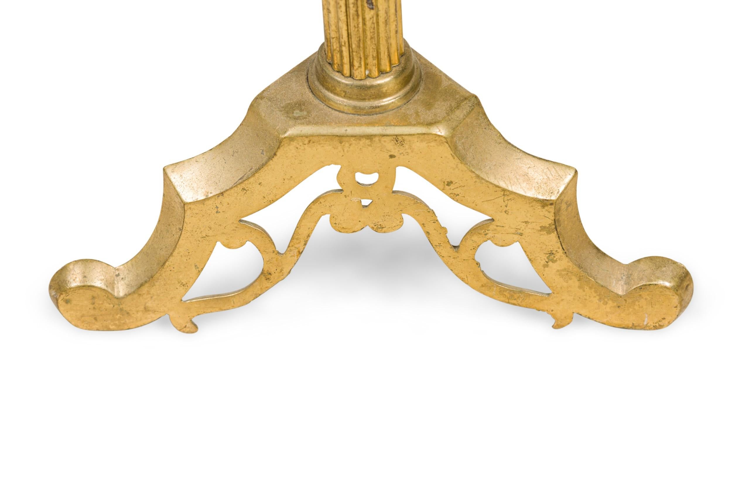 PAAR englischer kannelierter Andirons aus Messing im georgianischen Stil mit Flossenaufsätzen im Angebot 5