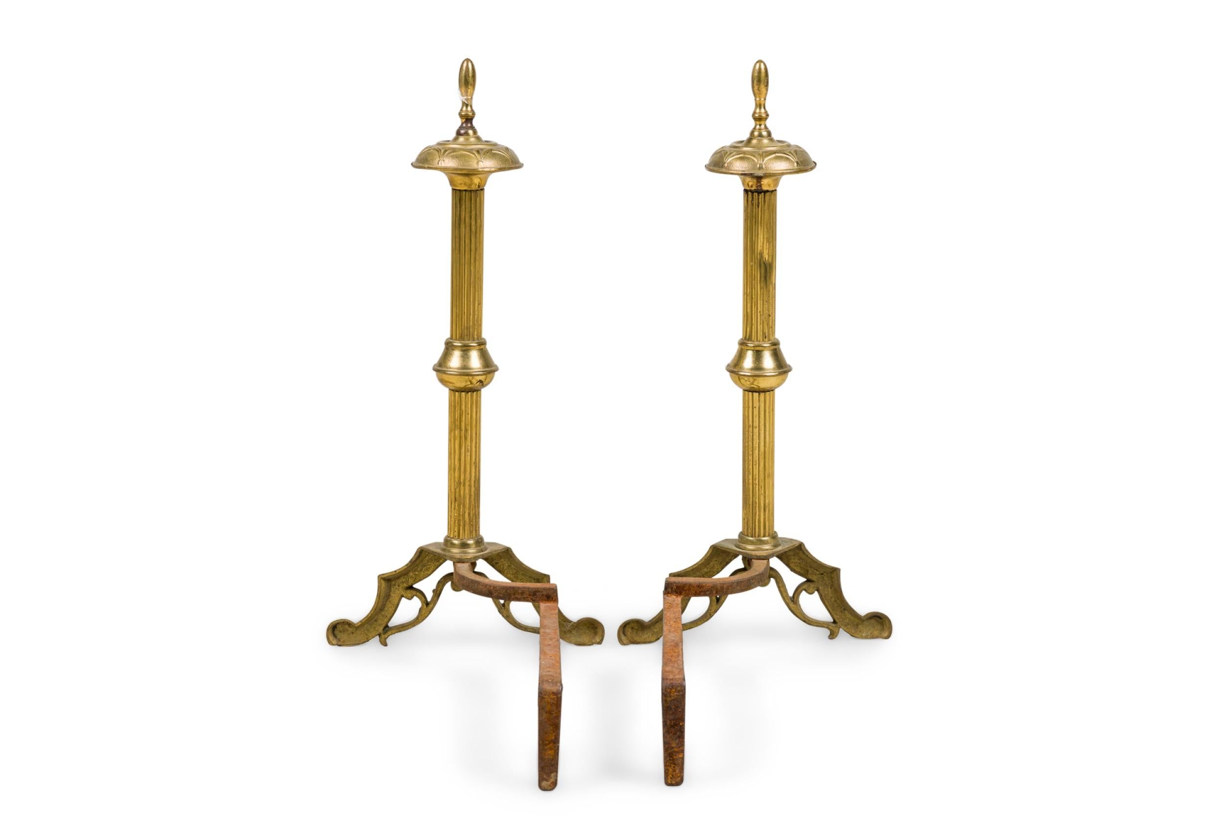 PAAR englischer kannelierter Andirons aus Messing im georgianischen Stil mit Flossenaufsätzen (Viktorianisch) im Angebot