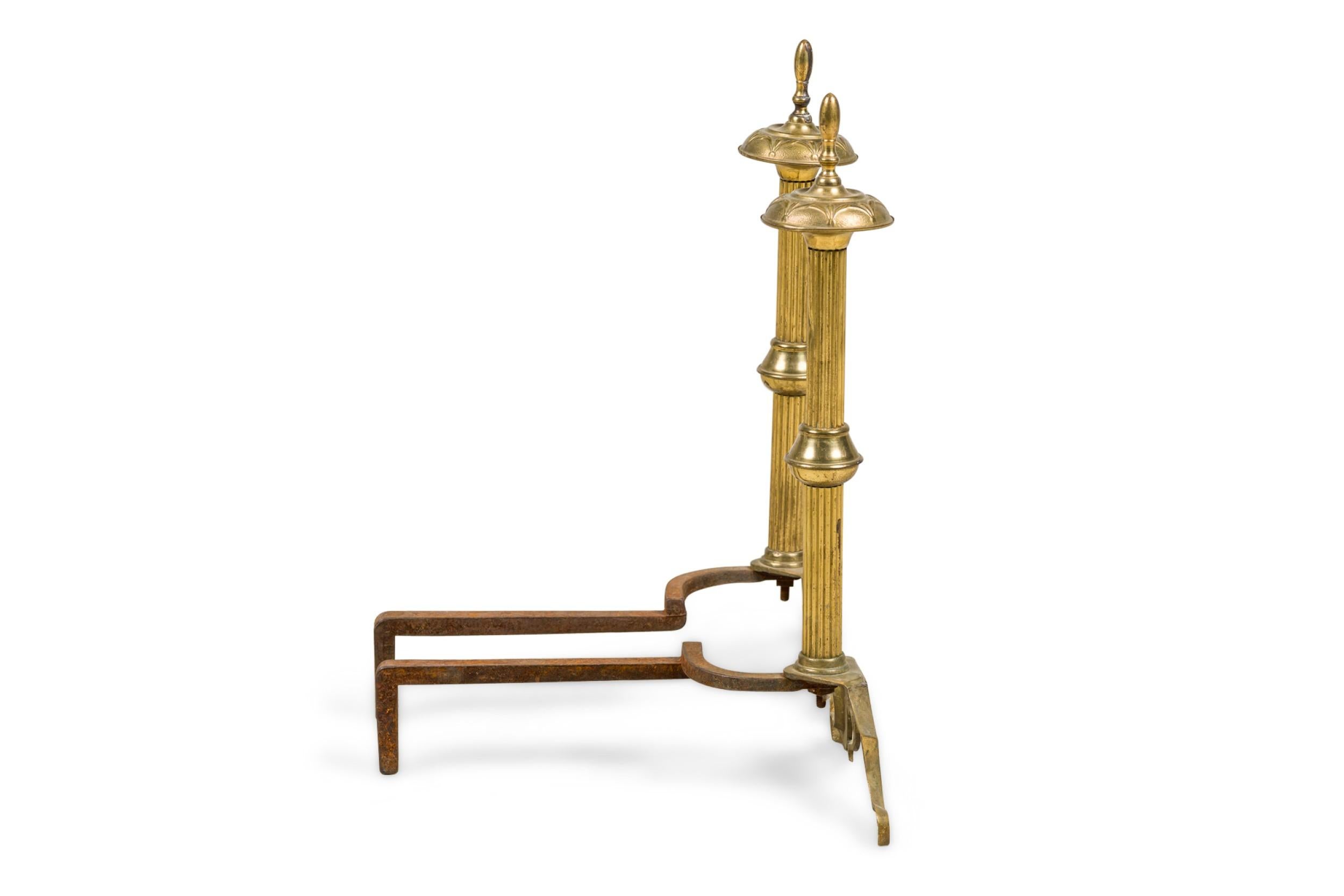 PAAR englischer kannelierter Andirons aus Messing im georgianischen Stil mit Flossenaufsätzen (Britisch) im Angebot