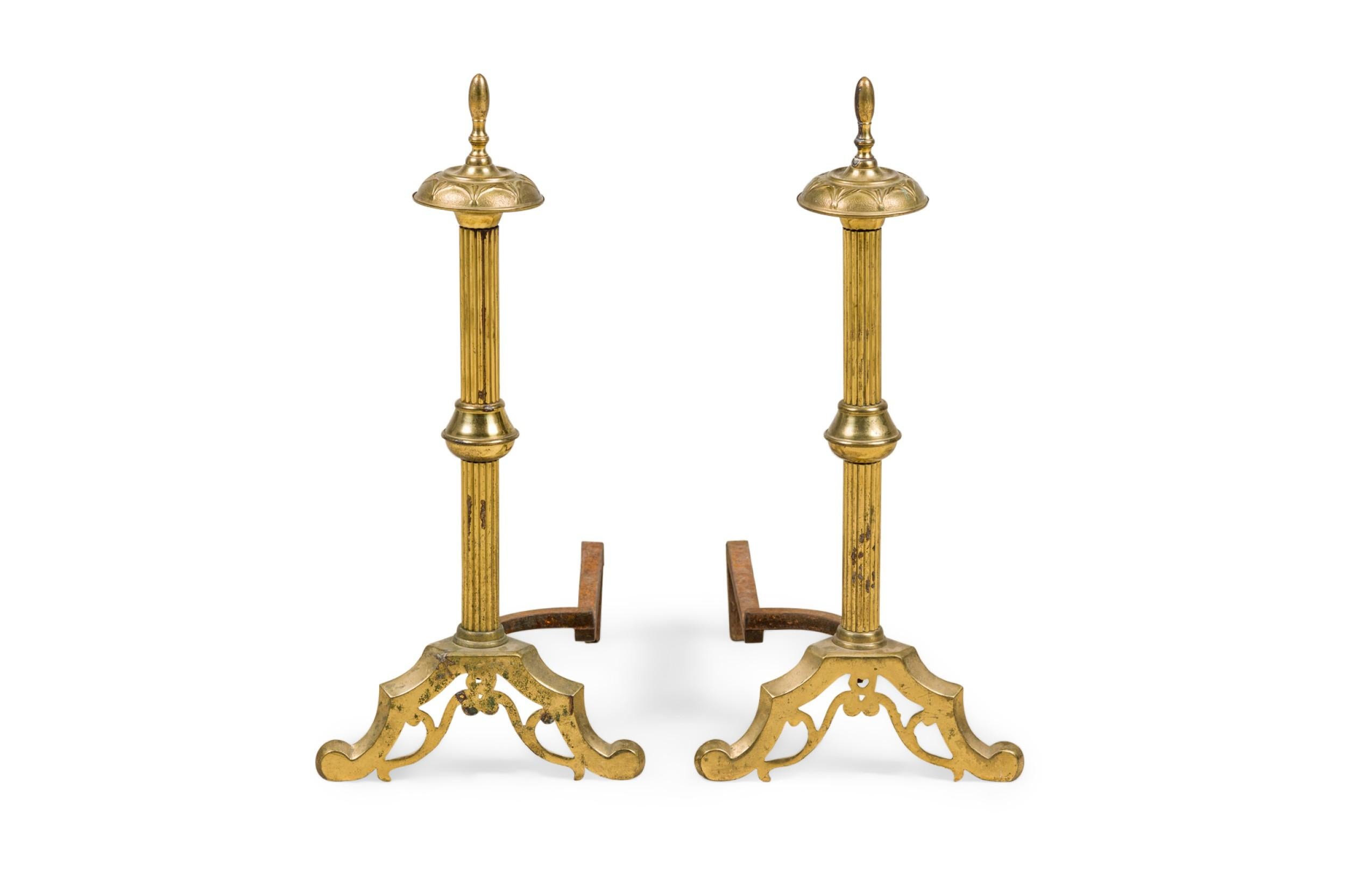 PAAR englischer kannelierter Andirons aus Messing im georgianischen Stil mit Flossenaufsätzen im Zustand „Gut“ im Angebot in Queens, NY