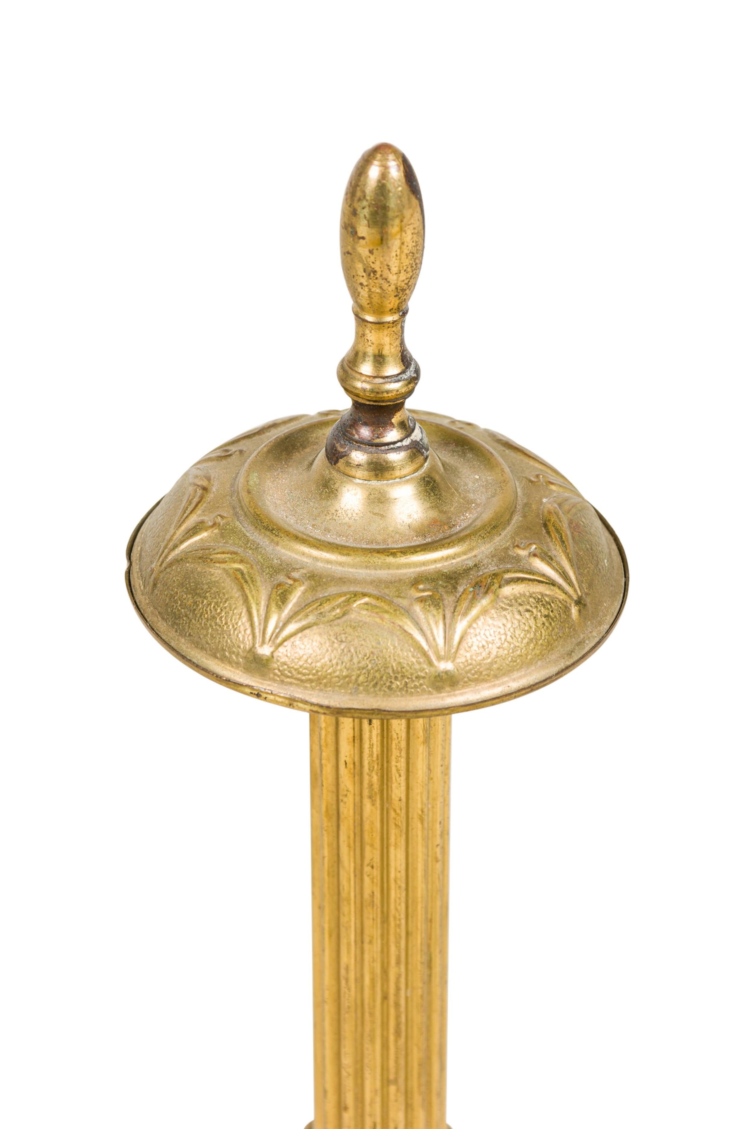 PAAR englischer kannelierter Andirons aus Messing im georgianischen Stil mit Flossenaufsätzen im Angebot 1