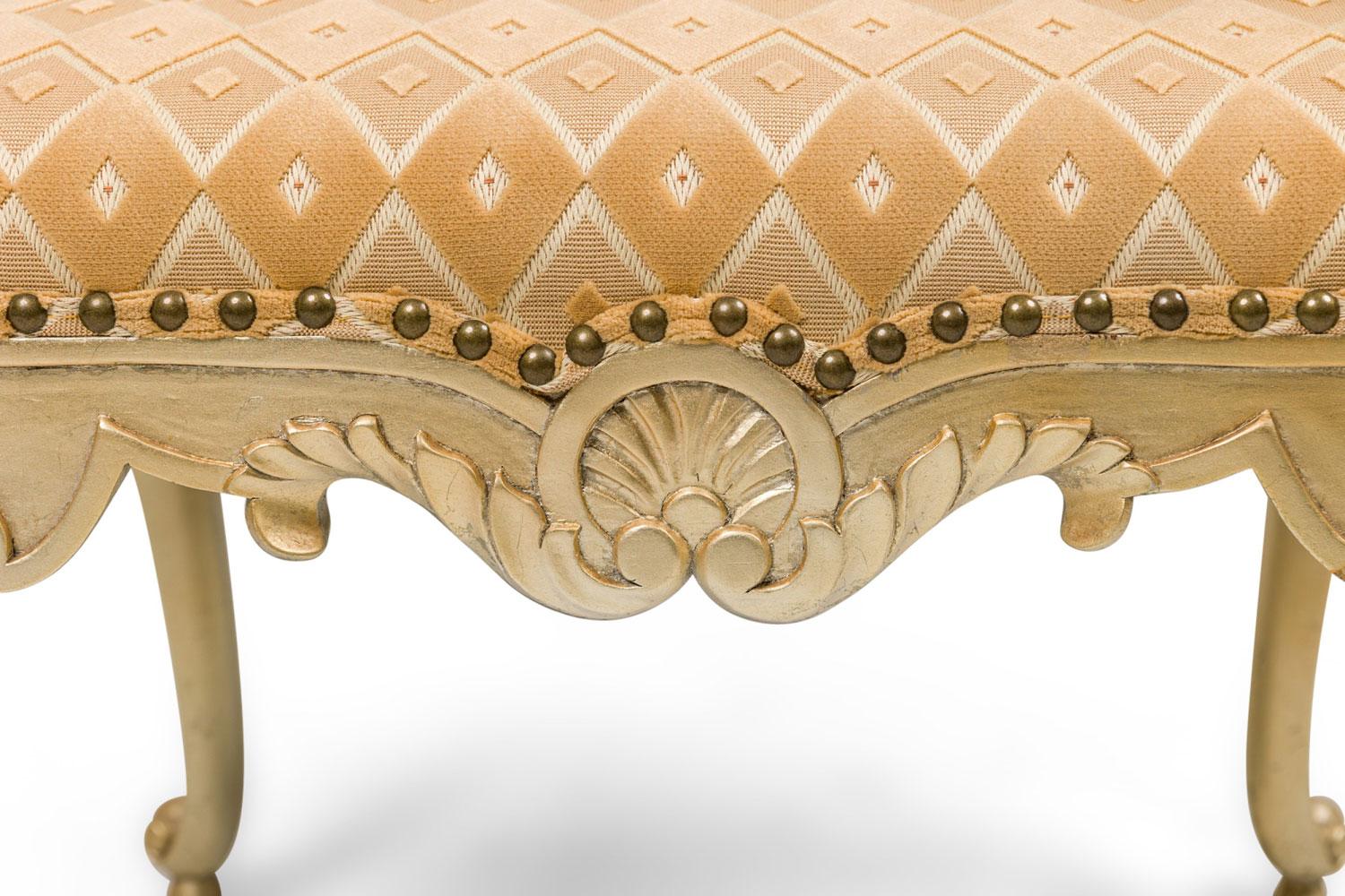 Paire de fauteuils anglais de style géorgien sculptés avec tissu à motifs géométriques en vente 2