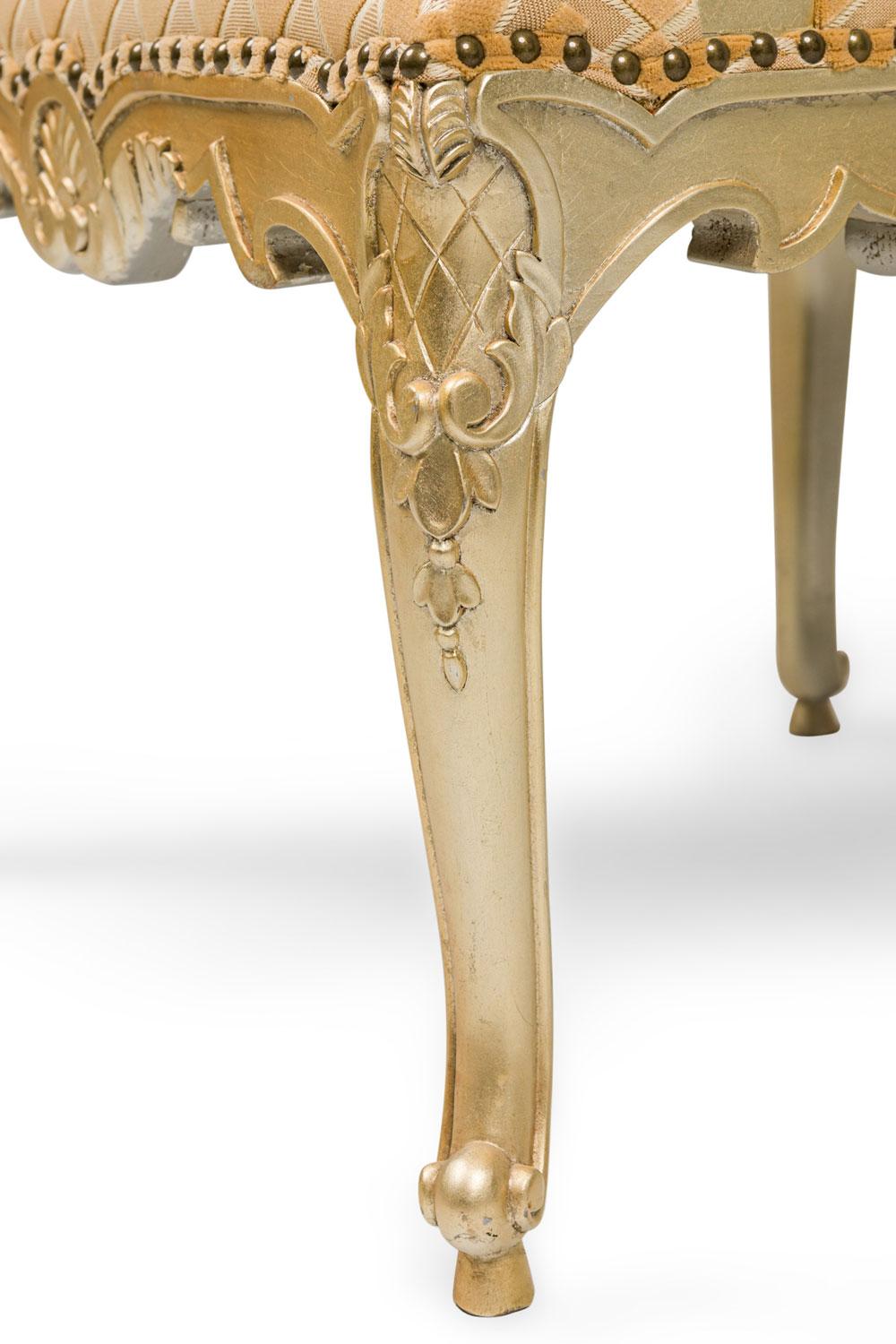 Paire de fauteuils anglais de style géorgien sculptés avec tissu à motifs géométriques en vente 3