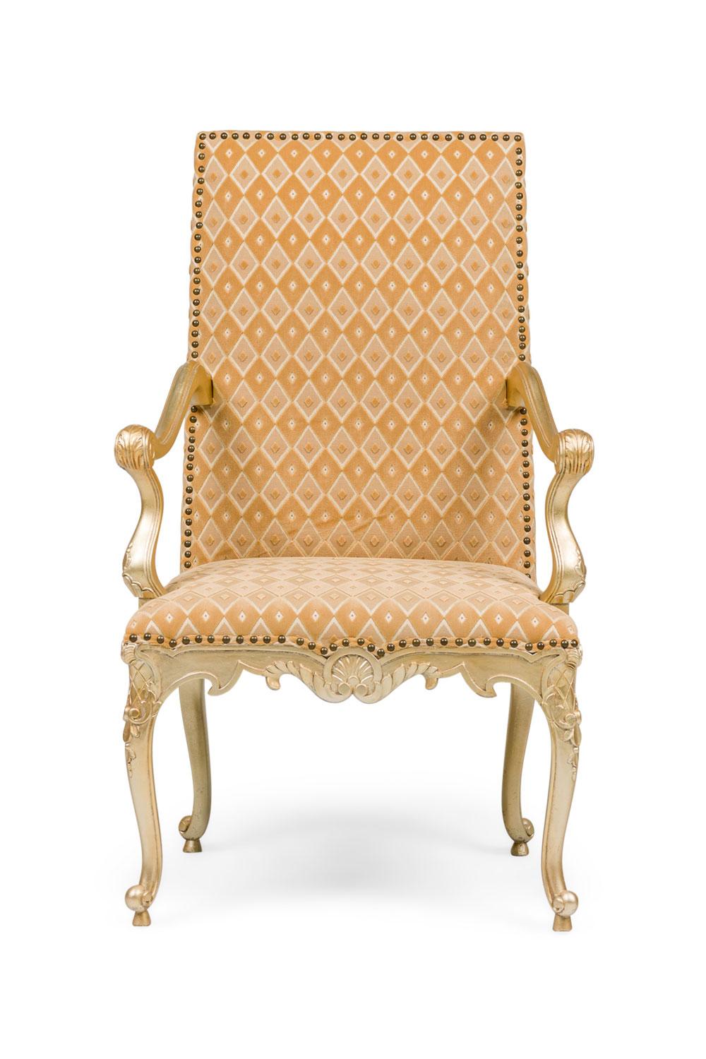 PAIRE de fauteuils sculptés de style géorgien anglais peints en beige et or avec une tapisserie à motifs de losanges beige clair et beige foncé garnie de têtes de clous (PRIX POUR LA PAIRE)