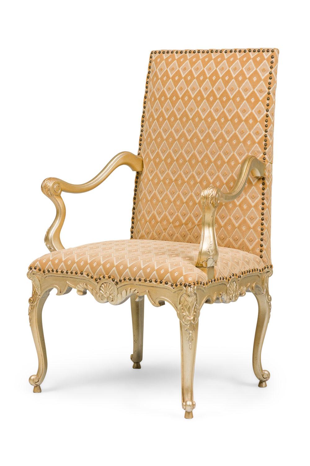 Georgien Paire de fauteuils anglais de style géorgien sculptés avec tissu à motifs géométriques en vente
