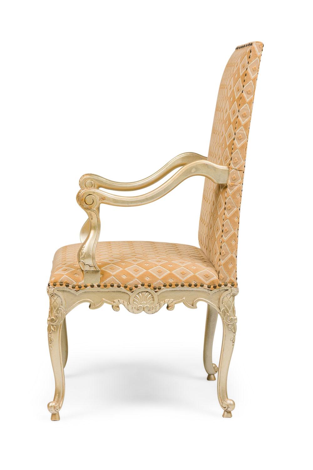 Britannique Paire de fauteuils anglais de style géorgien sculptés avec tissu à motifs géométriques en vente