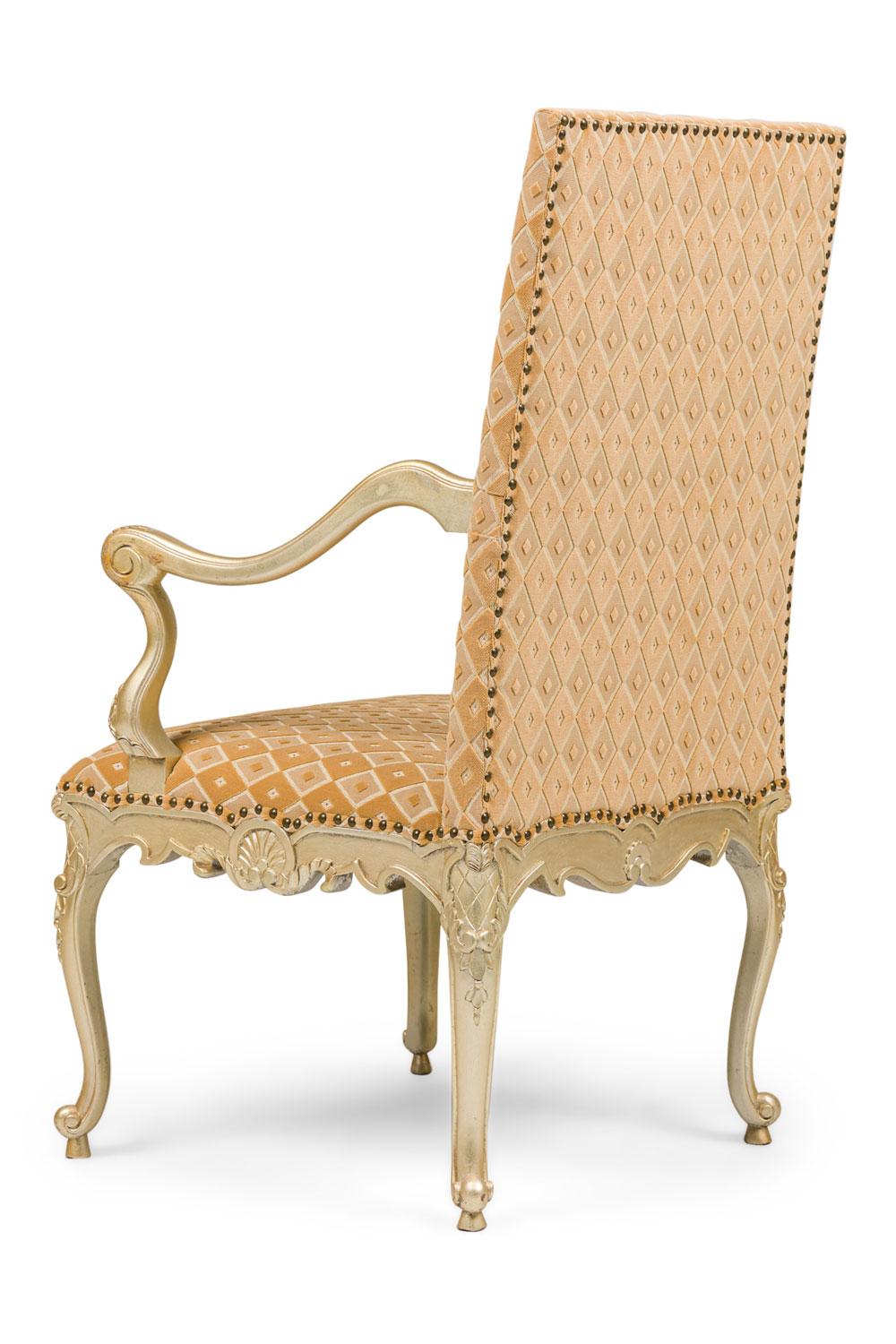 Sculpté Paire de fauteuils anglais de style géorgien sculptés avec tissu à motifs géométriques en vente