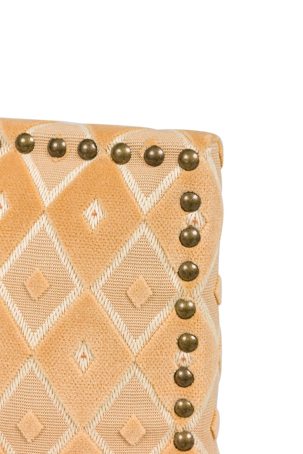 20ième siècle Paire de fauteuils anglais de style géorgien sculptés avec tissu à motifs géométriques en vente