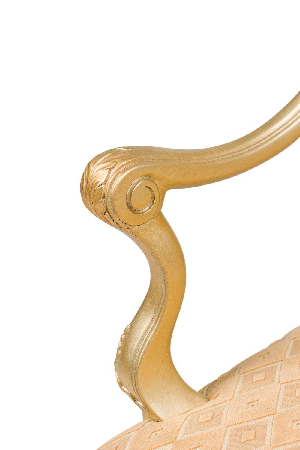 Or Paire de fauteuils anglais de style géorgien sculptés avec tissu à motifs géométriques en vente