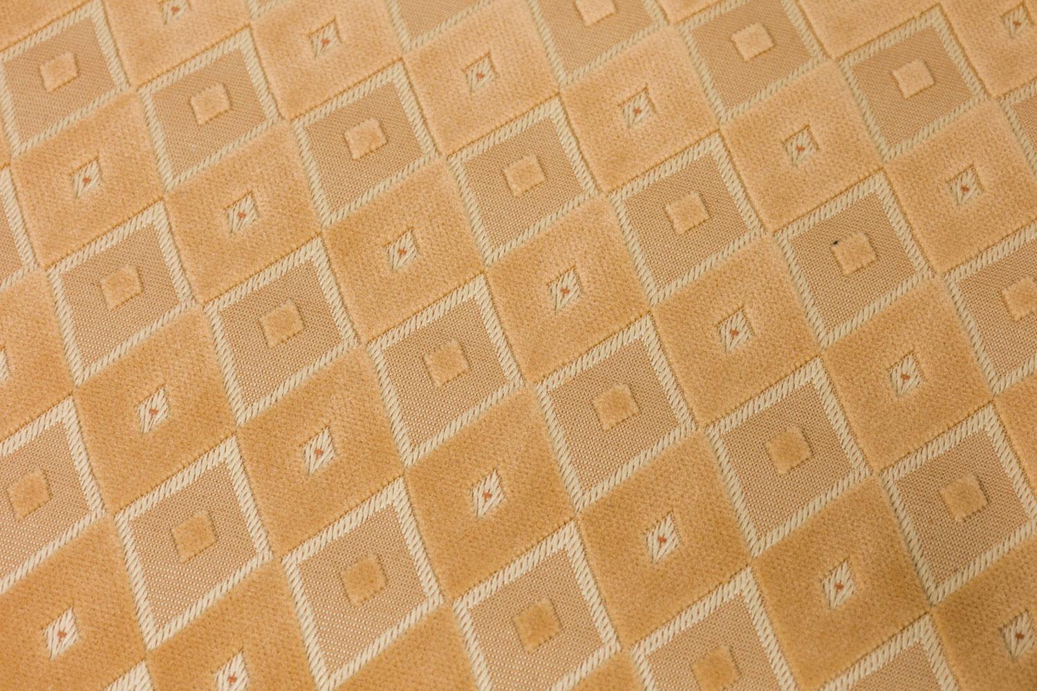 Paire de fauteuils anglais de style géorgien sculptés avec tissu à motifs géométriques en vente 1