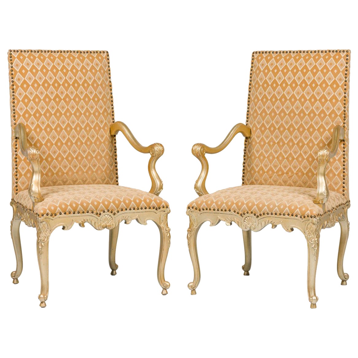 Paire de fauteuils anglais de style géorgien sculptés avec tissu à motifs géométriques en vente