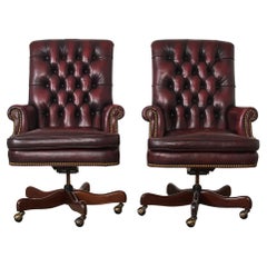 Pareja de sillones de oficina ejecutivos ingleses de cuero Chesterfield de estilo georgiano