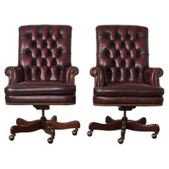 Paire de chaises de bureau de style géorgien anglais en cuir Chesterfield 