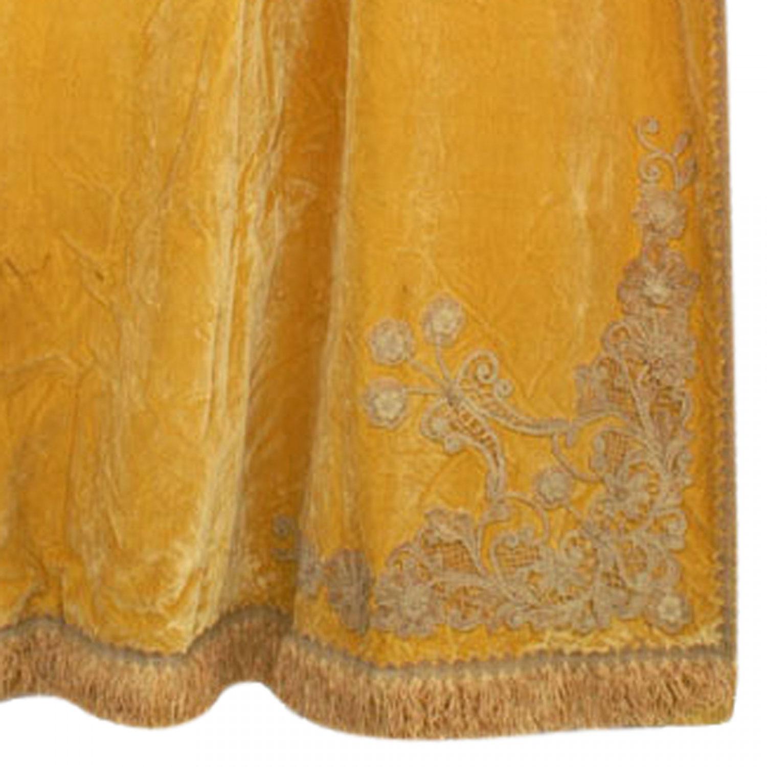 Georgien Paire de rideaux en dentelle de velours doré à franges de style géorgien anglais en vente