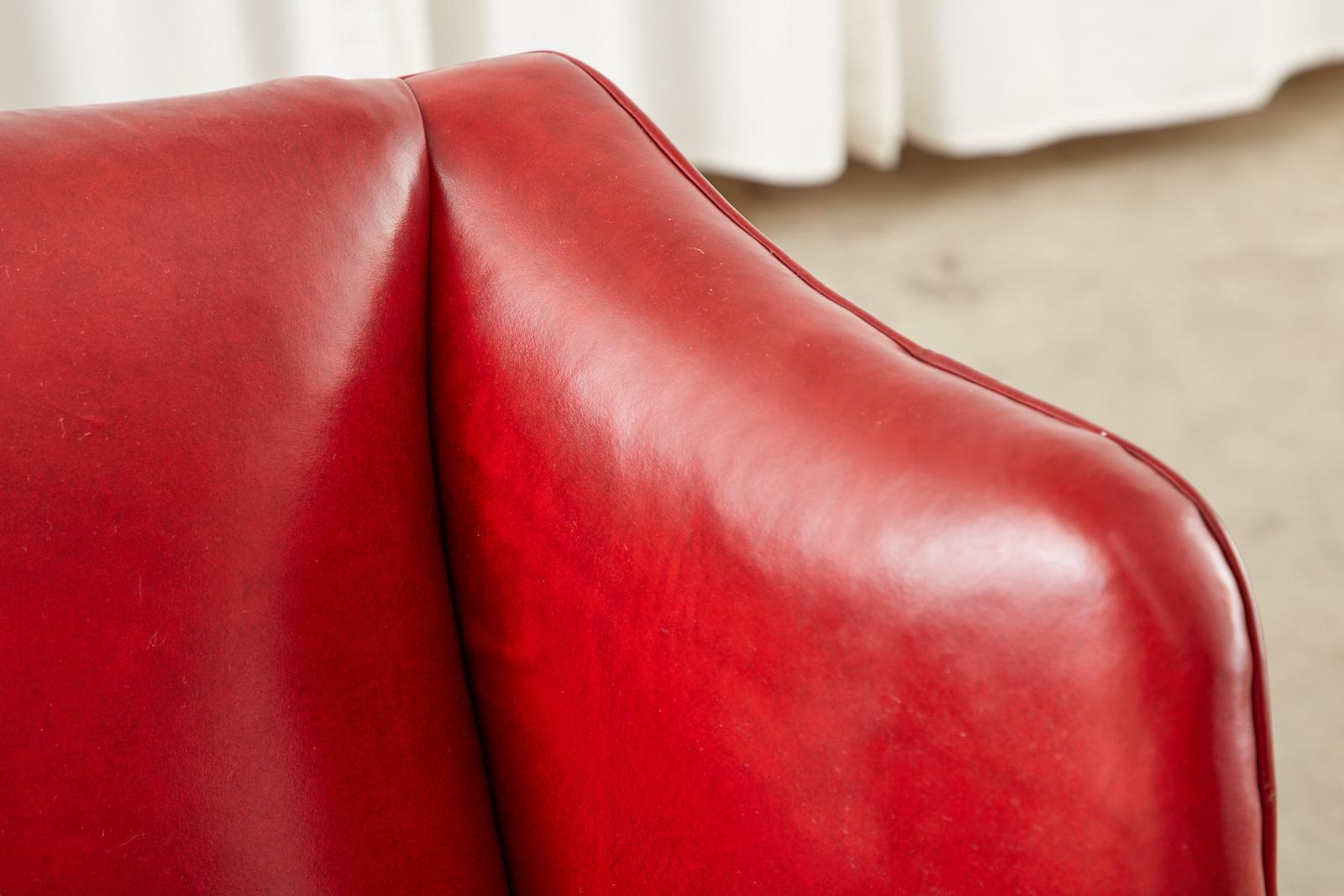 Pareja de sillones ingleses de estilo georgiano con respaldo de cuero rojo rubí en venta 7