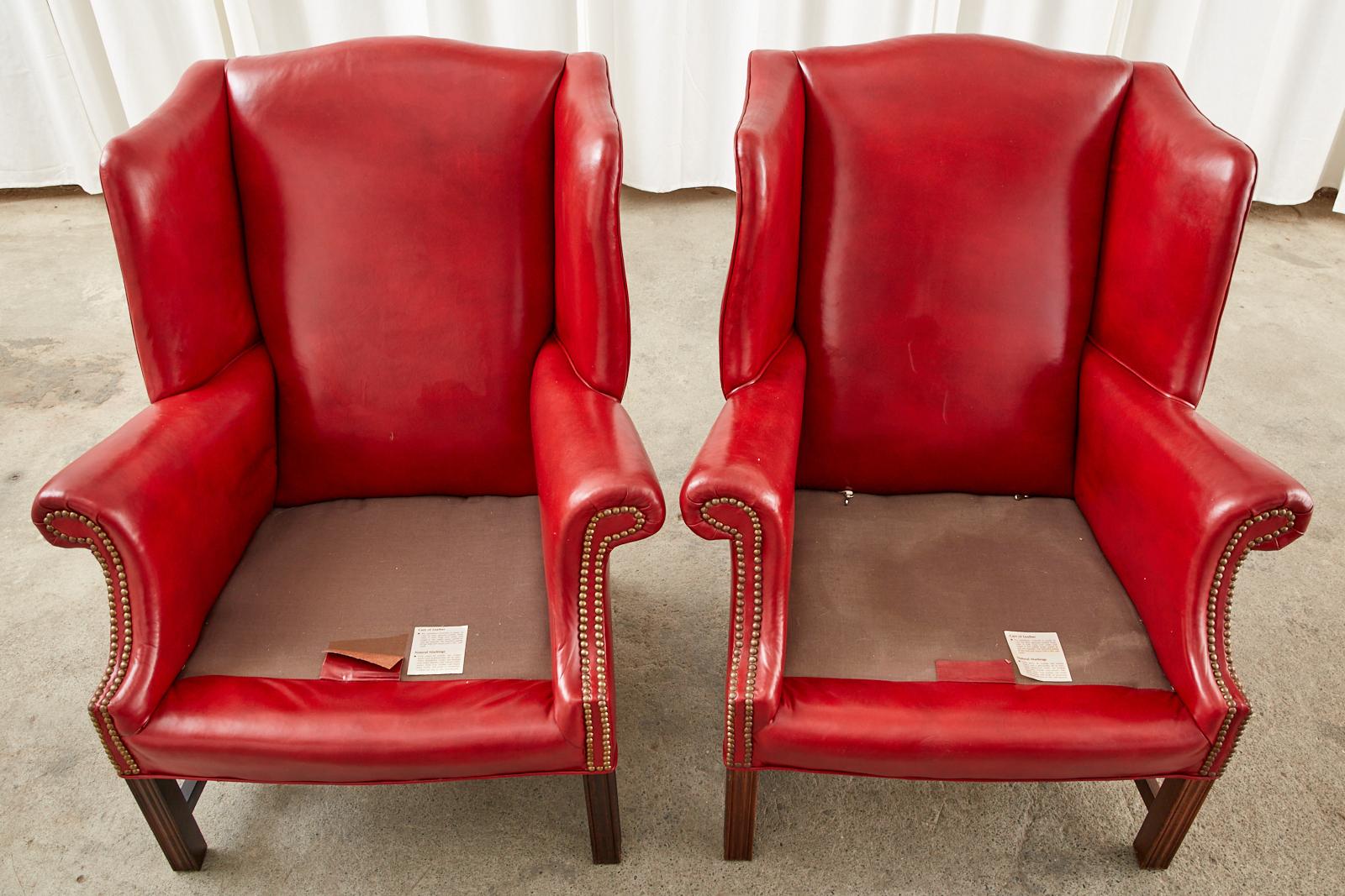 Pareja de sillones ingleses de estilo georgiano con respaldo de cuero rojo rubí Hecho a mano en venta