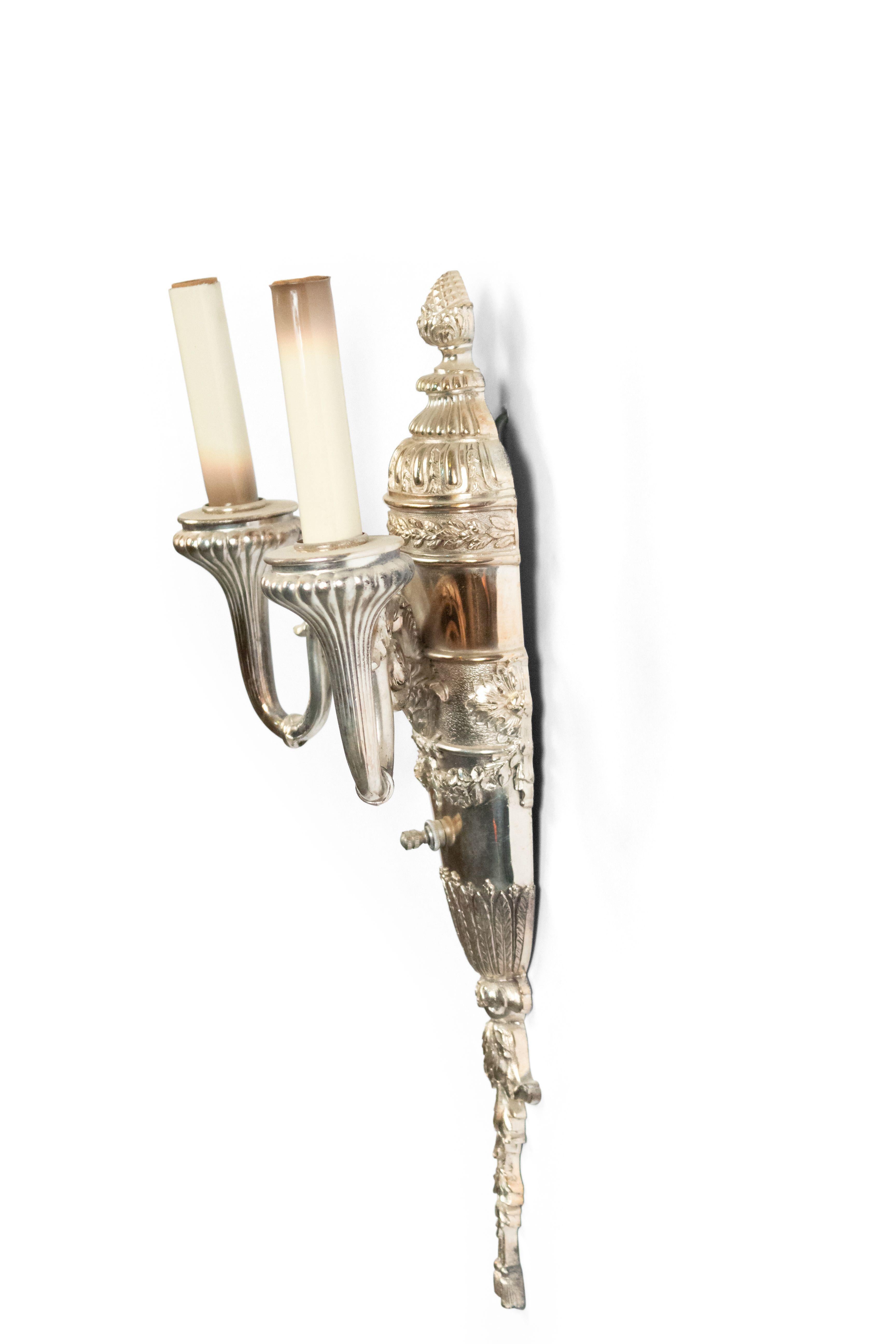 Argento Coppia di applique da parete in stile georgiano inglese con piastre d'argento in vendita