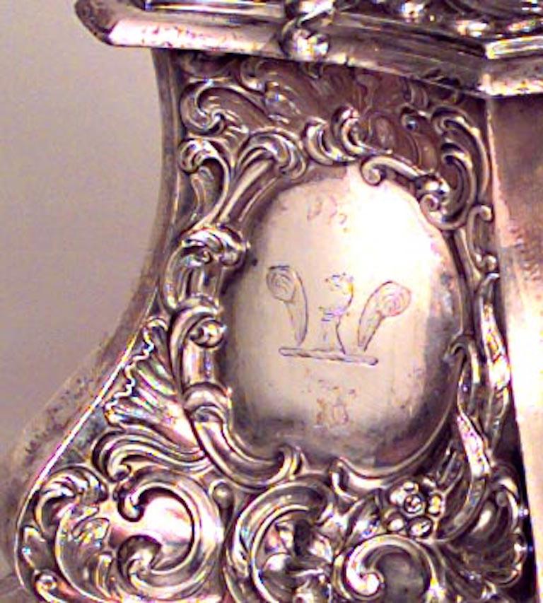 Anglais Paire de candélabres anglais de style géorgien en métal argenté en vente