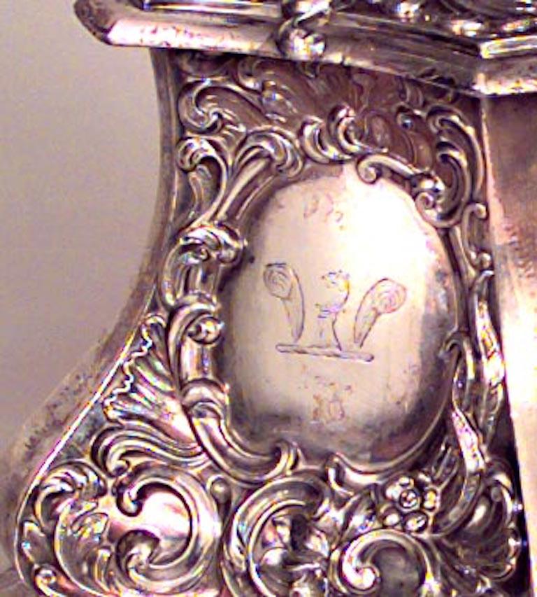 Inglese Coppia di candelabri in argento in stile georgiano inglese in vendita