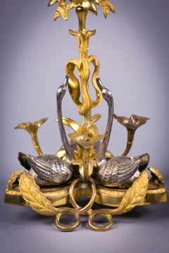 Coppia di candelabri a cigno inglesi in bronzo dorato e argentato, 1830 circa