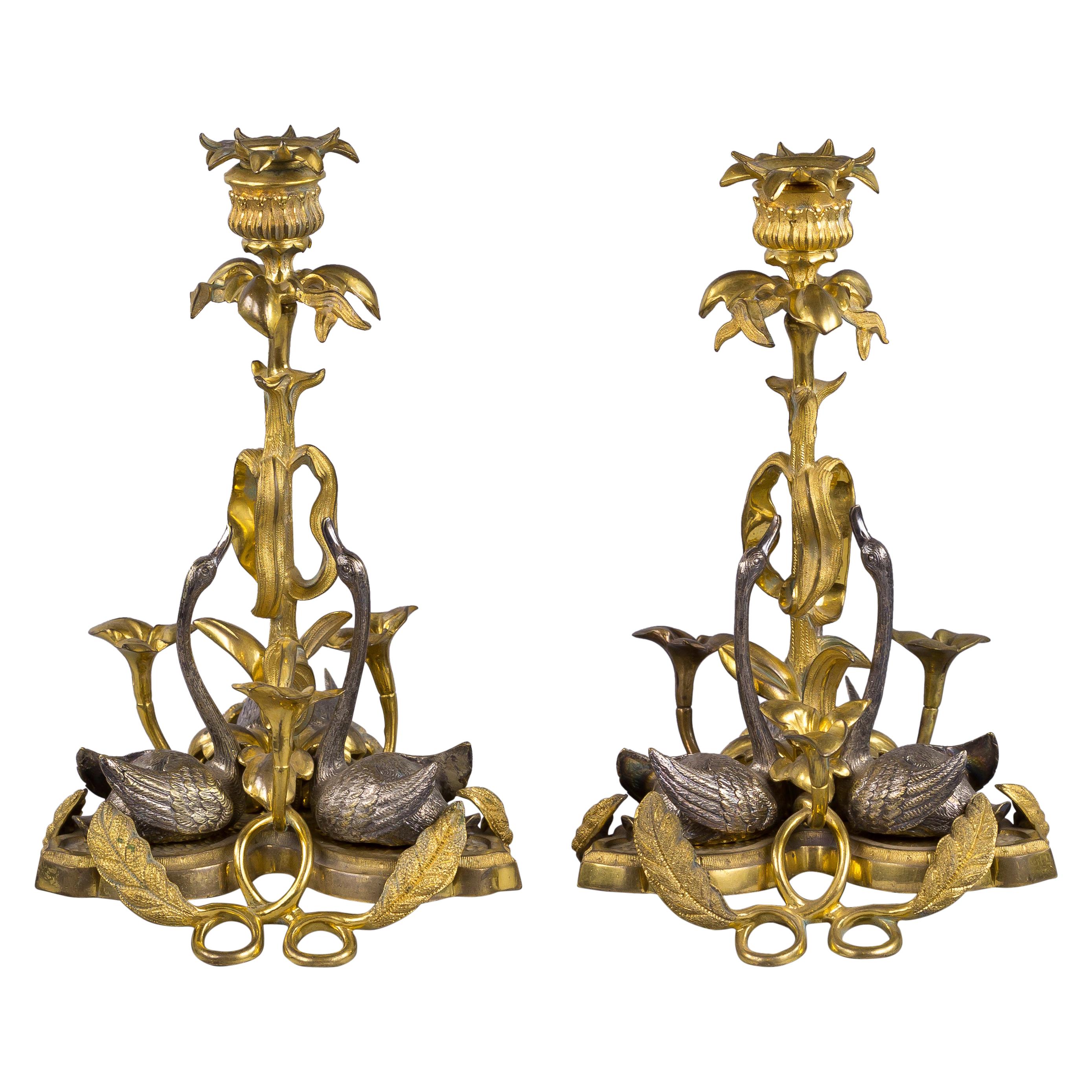Paar englische Kerzenständer aus vergoldeter und versilberter Bronze mit Schwanenmotiv, um 1830 im Angebot