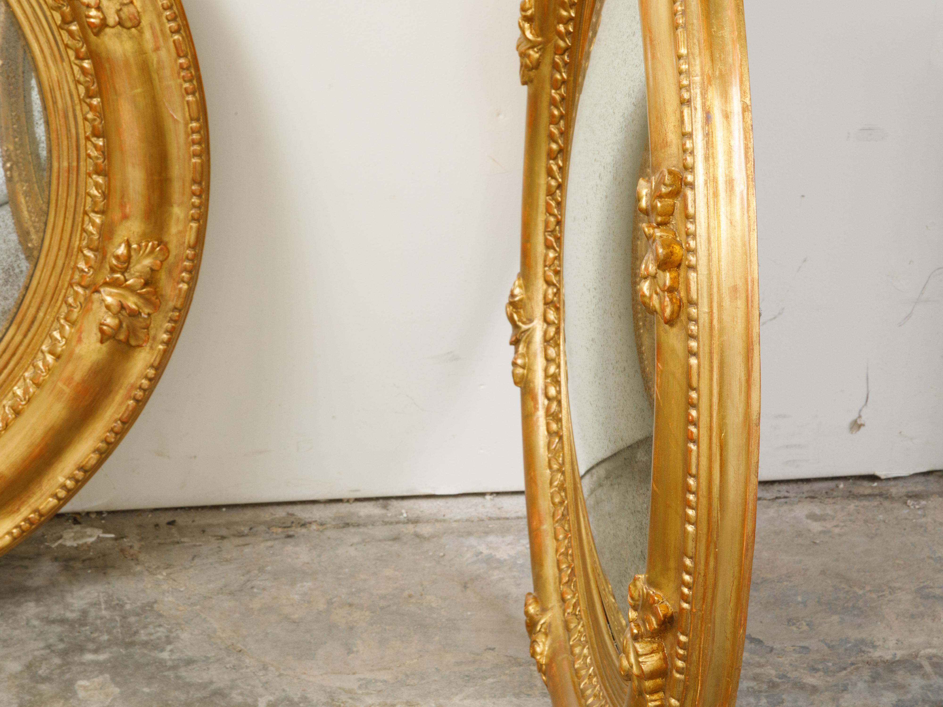Pair of English Giltwood 1940s Round Convex Mirrors with Carved Oak Leaves For Sale 5
