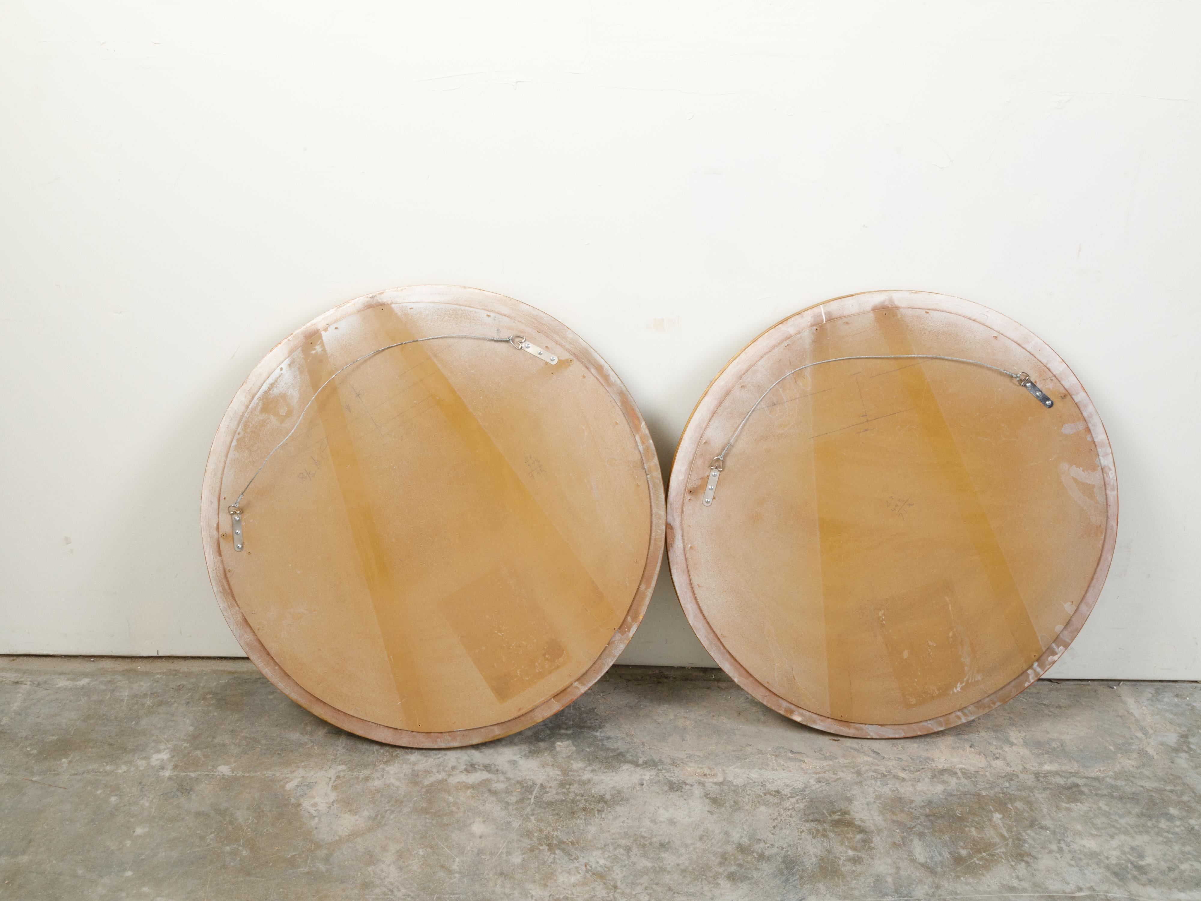 Paar runde, konvexe englische Spiegel aus vergoldetem Holz mit geschnitzten Eichenblättern aus den 1940er Jahren im Angebot 4