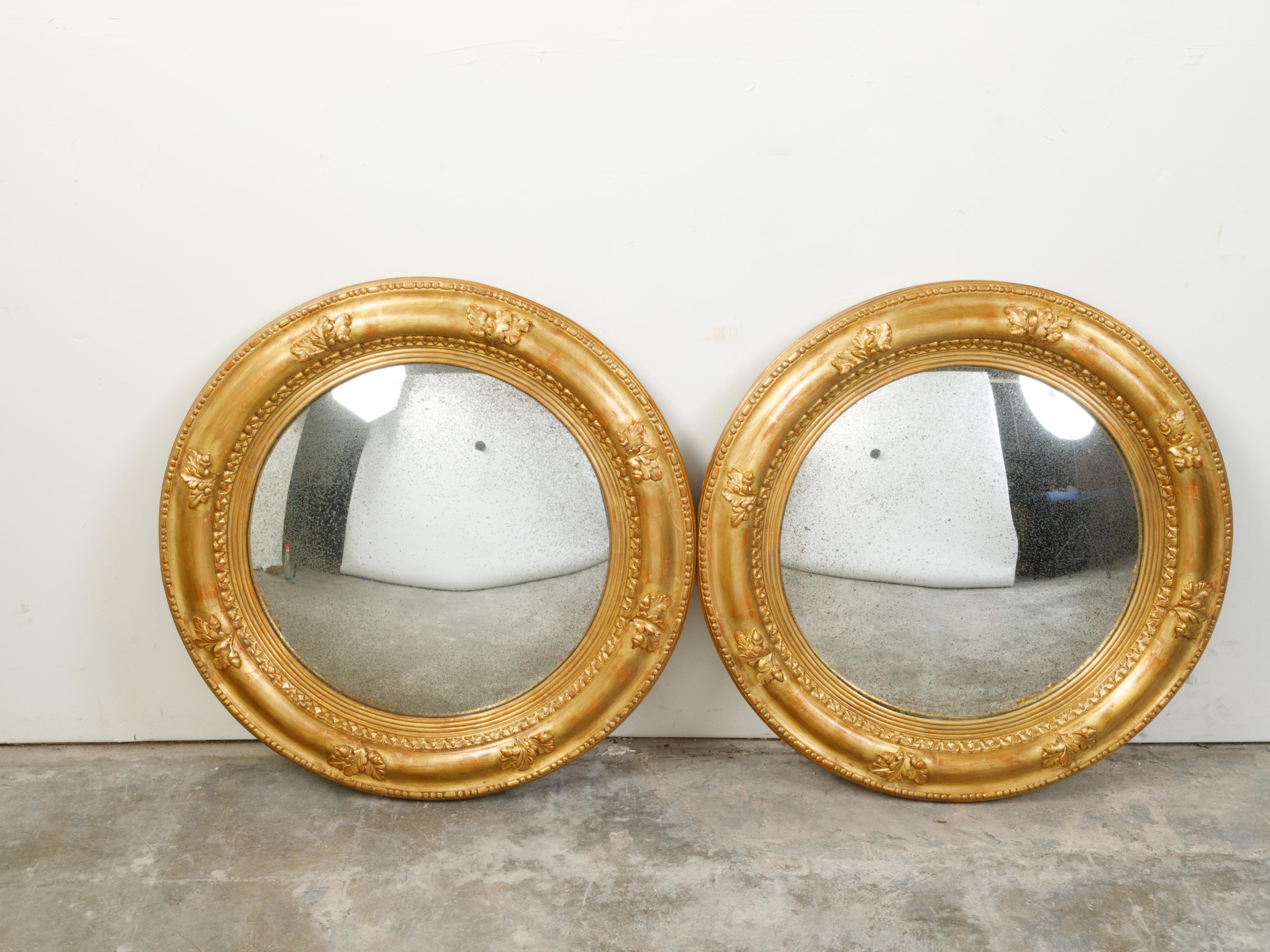 Mid-Century Modern Pair of English Giltwood 1940s Round Convex Mirrors with Carved Oak Leaves For Sale