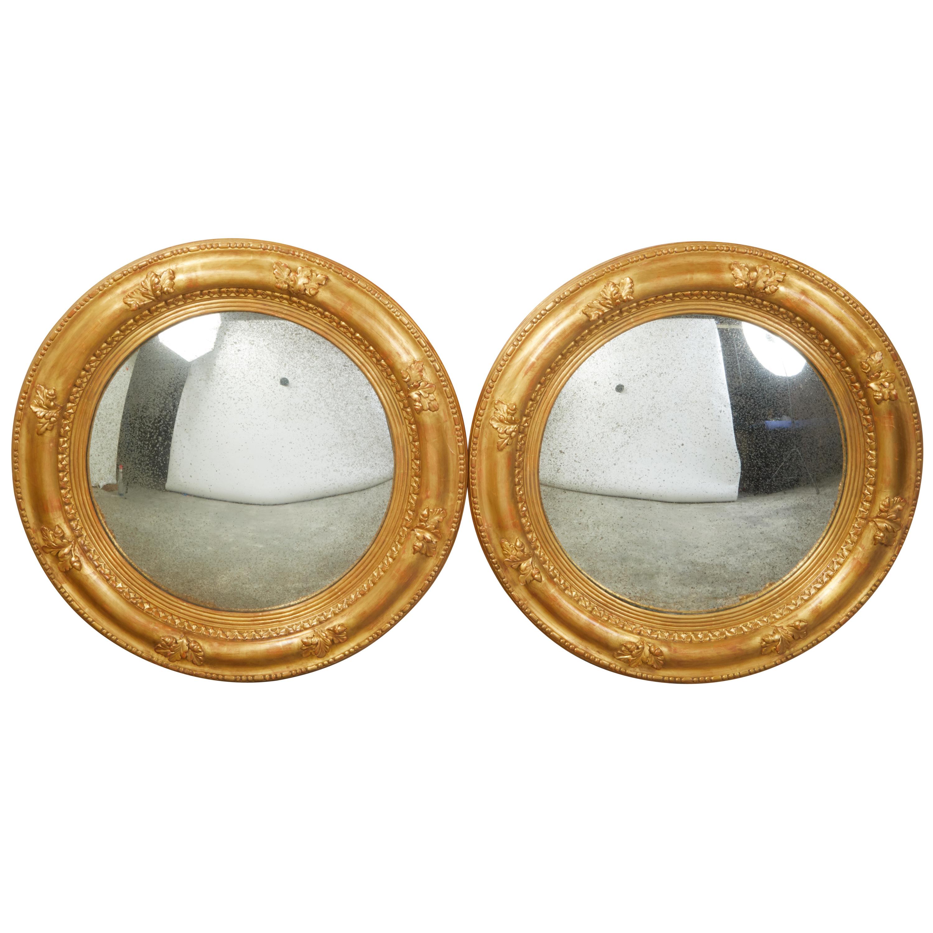 Pair of English Giltwood 1940s Round Convex Mirrors with Carved Oak Leaves In Good Condition For Sale In Atlanta, GA