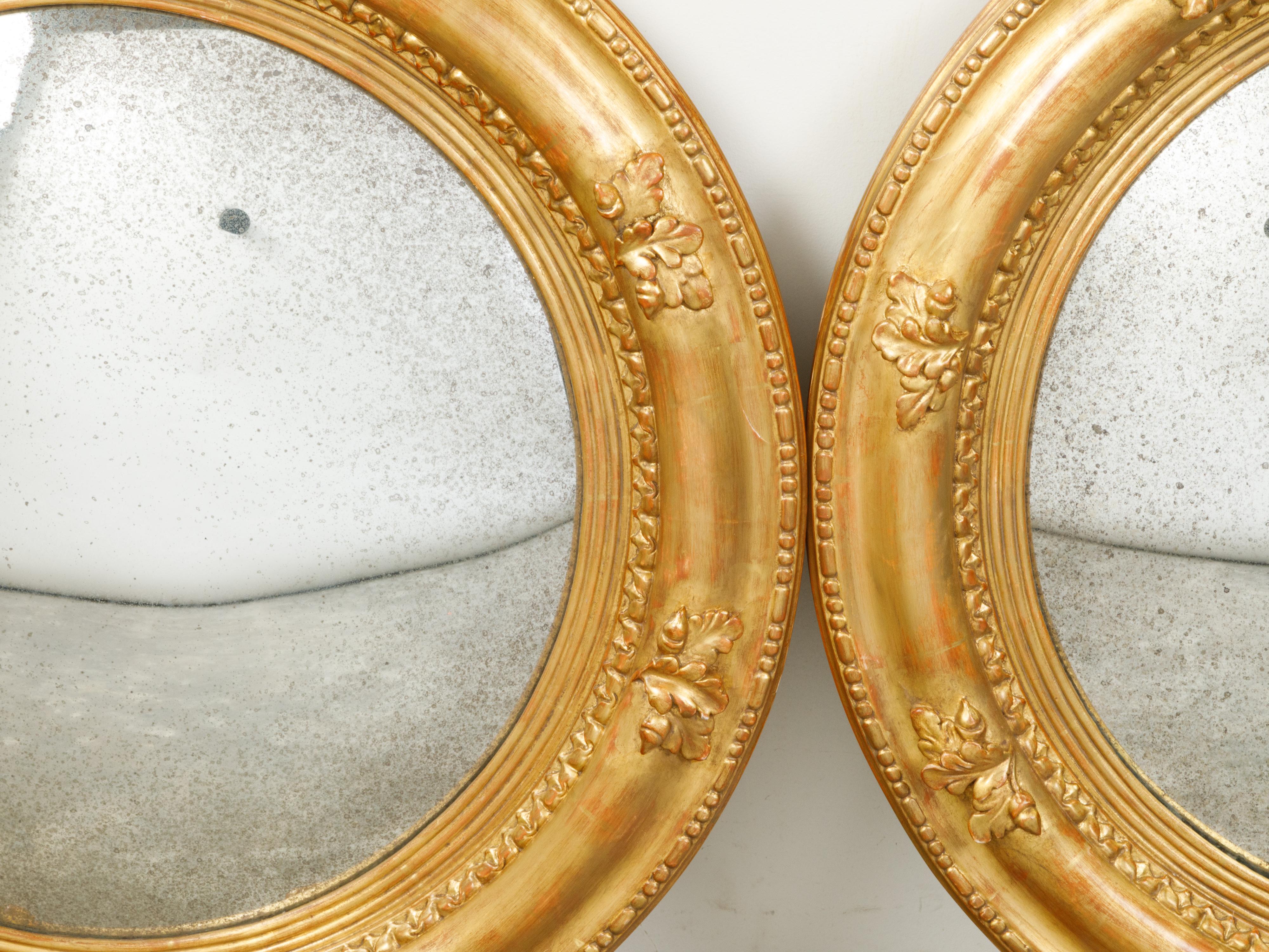 20th Century Pair of English Giltwood 1940s Round Convex Mirrors with Carved Oak Leaves For Sale